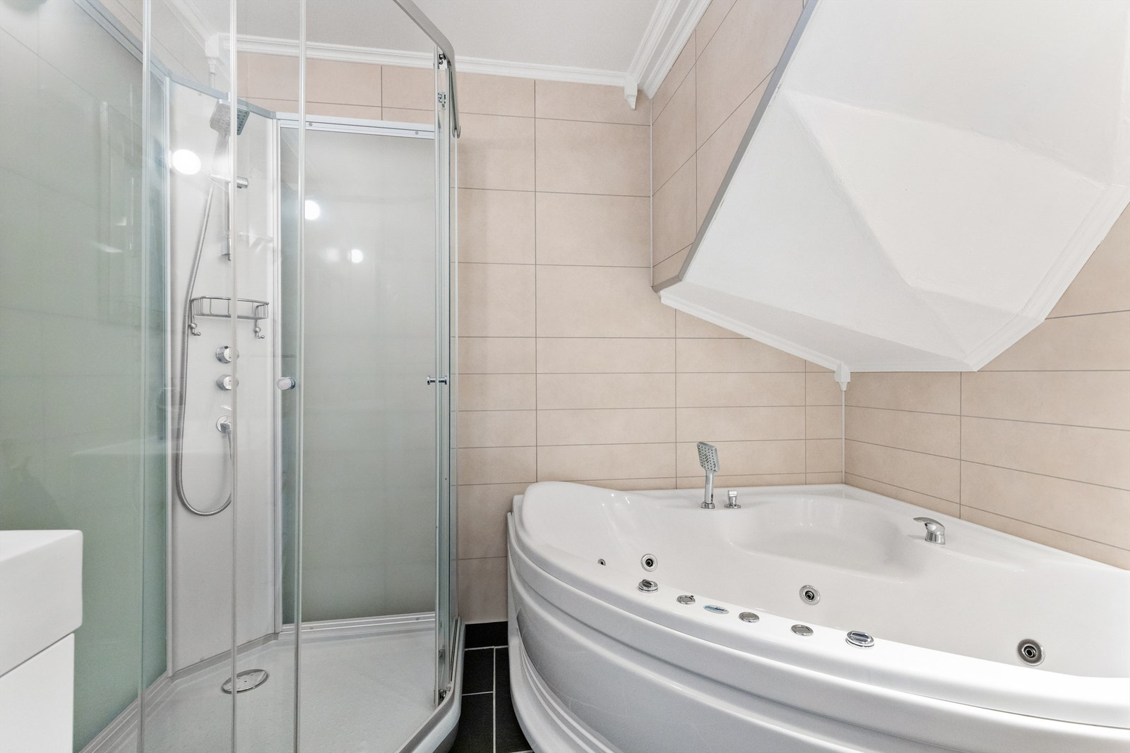 Badet i boligen er flislagt på gulv og vegger med elektrisk gulvvarme. Galleribilde