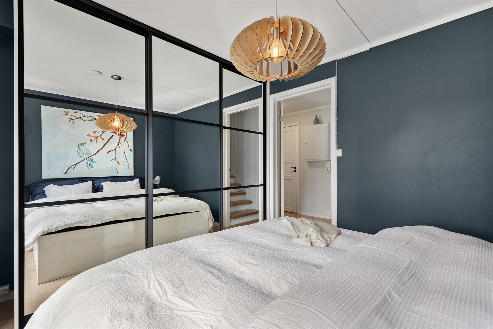 Det er også rikelig med oppbevaringsplass i en romslig skyvedørsgarderobe. Galleribilde