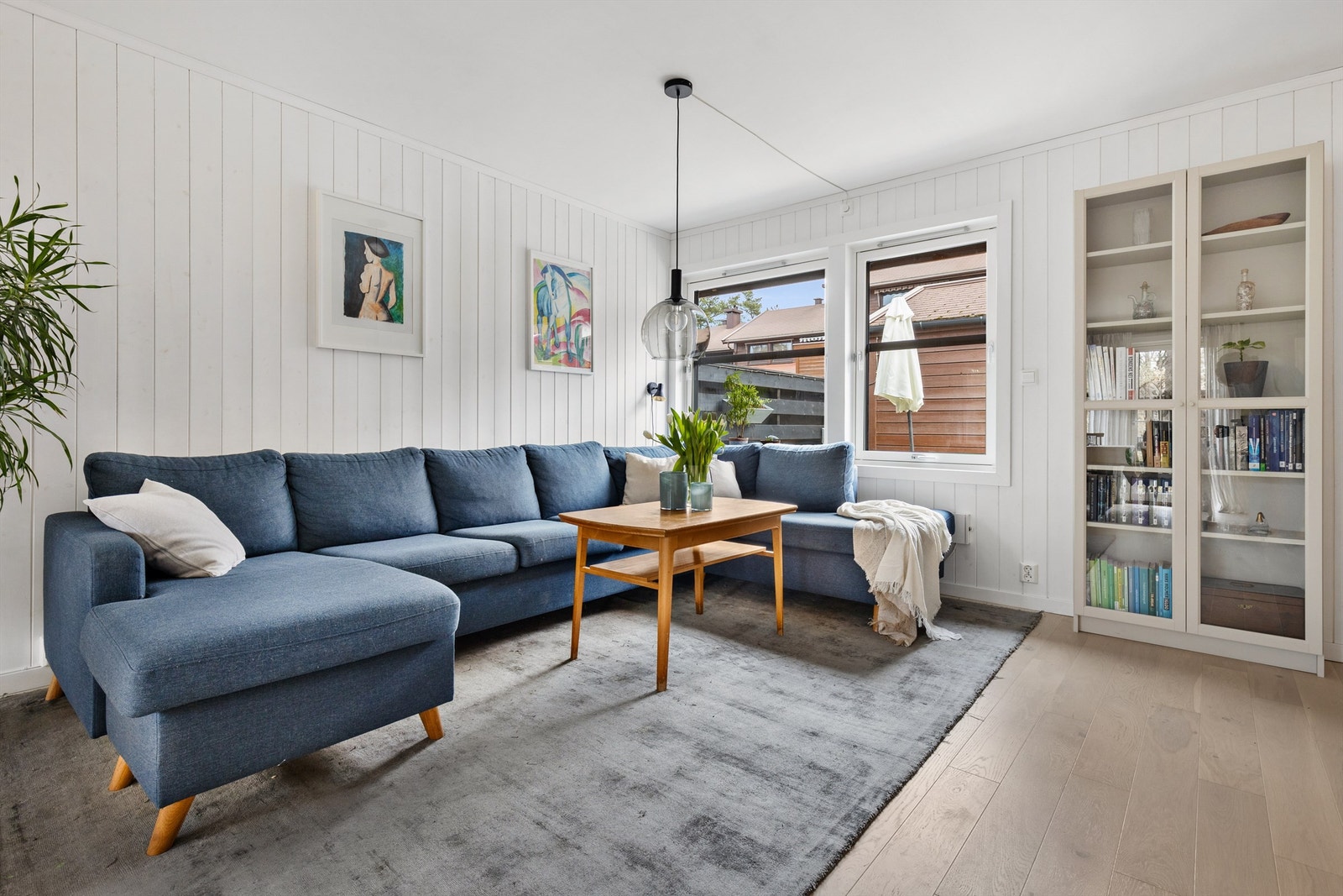 Stuen er lys og romslig med plass til å møblere med sofa, salongbord og TV-seksjon. Galleribilde