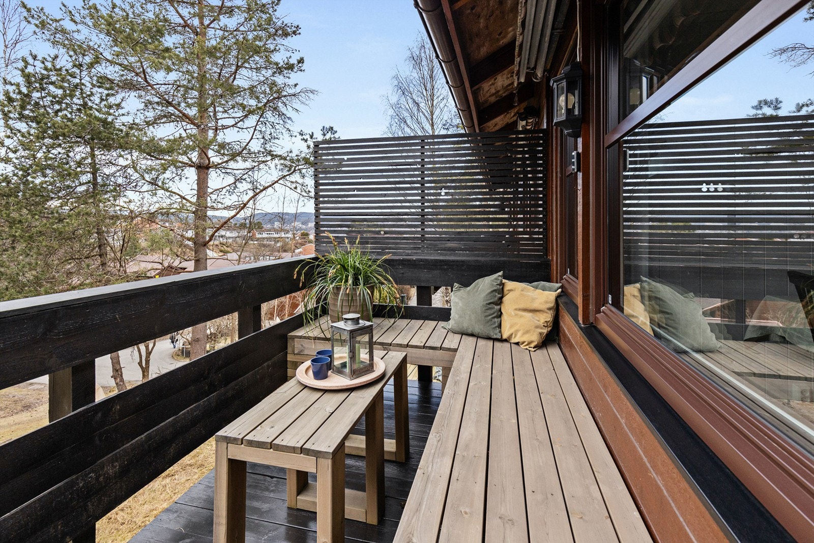Balkongen er en perfekt plass å nyte gode solforhold, med en praktisk sittegruppe. Galleribilde