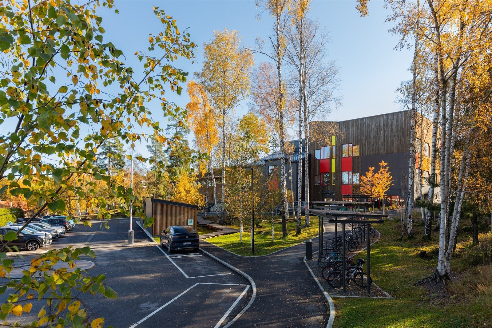 Bakås Skole er nærmeste barneskole med kort gangavstand fra boligen. Galleribilde