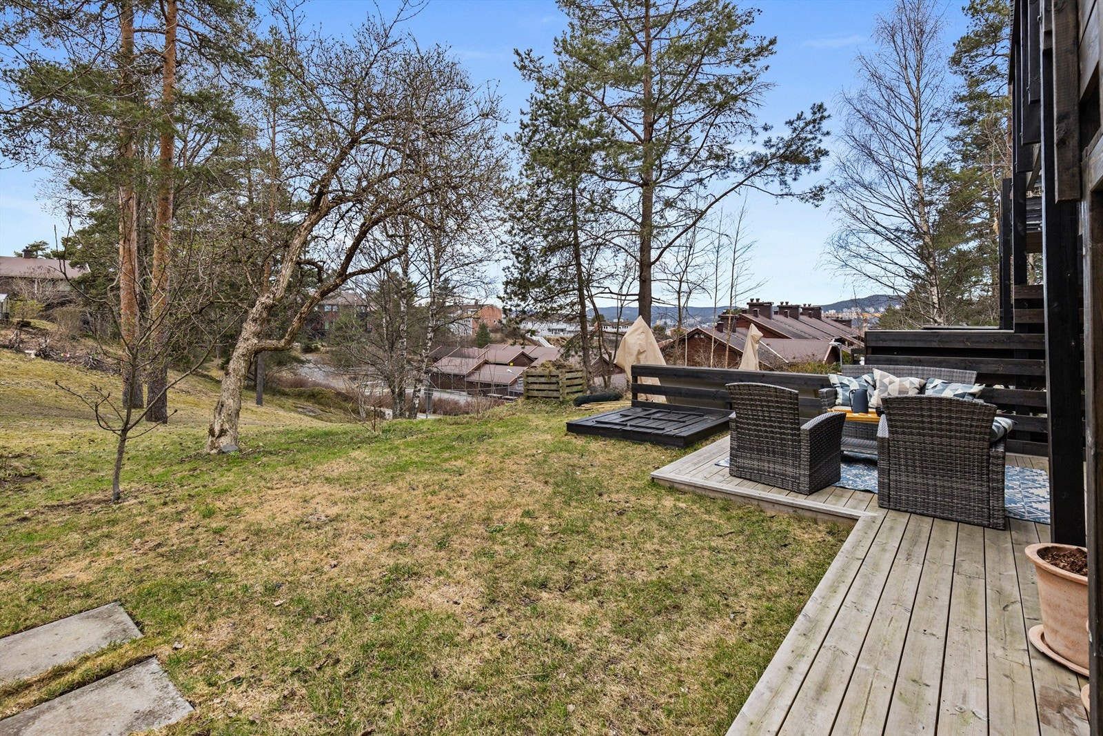 Her har man også tilhørende hage som på årets varmere dager er en fin forlengelse av boligen. Galleribilde