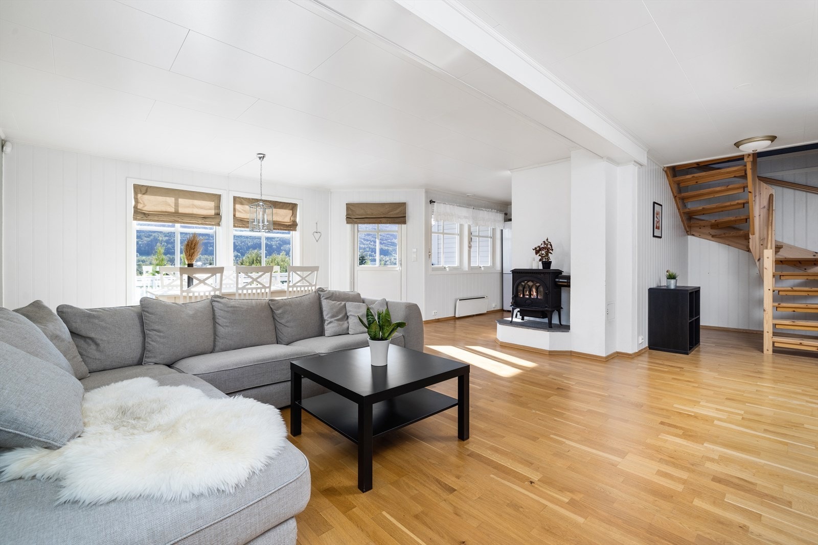 Boligen byr på en lys og luftig stue med rikelig naturlig lys fra store vindusflater. (Bilder er lånt fra tidligere salg). Galleribilde