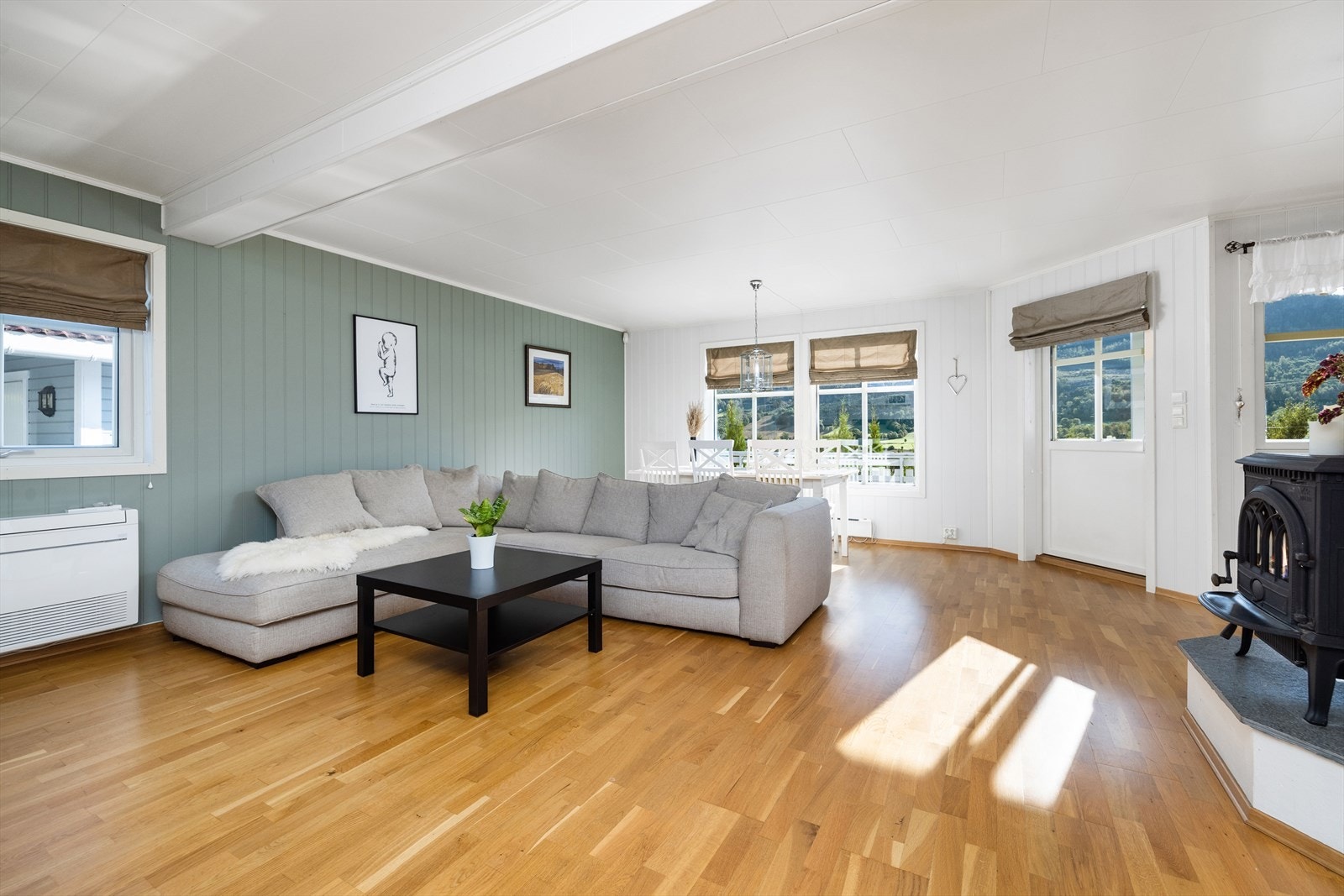 De lysmalte flatene gir en god romfølelse og atmosfære til rommet, og den grønne kontrastveggen tilfører liv. Galleribilde