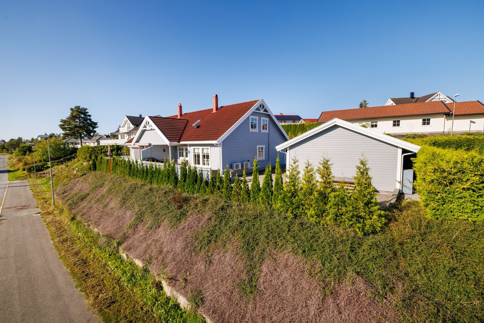 En velholdt og innholdsrik halvpart av tomannsbolig med fjordutsikt. Galleribilde