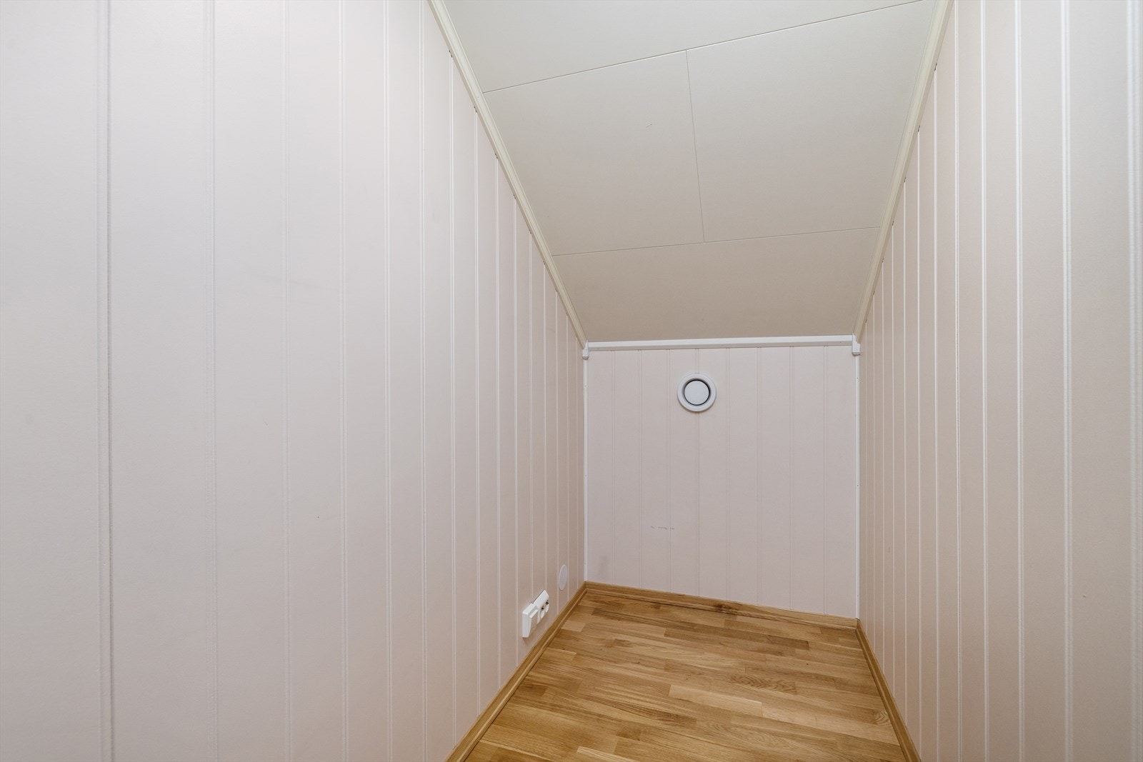 I 2. etasje er det også en praktisk bod, for ekstra lagringsplass. Galleribilde