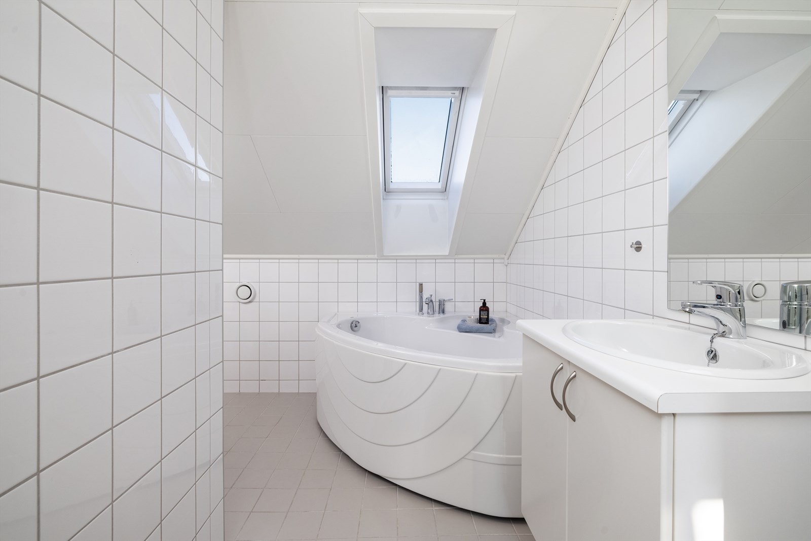 Et takvindu sørger for naturlig lysinnslipp til rommet. Galleribilde