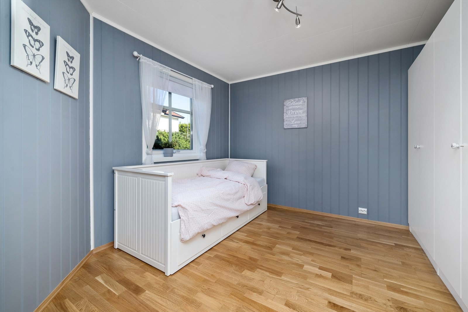 Boligen har totalt tre soverom. et i 1. etasje og to i 2. etasje. Galleribilde