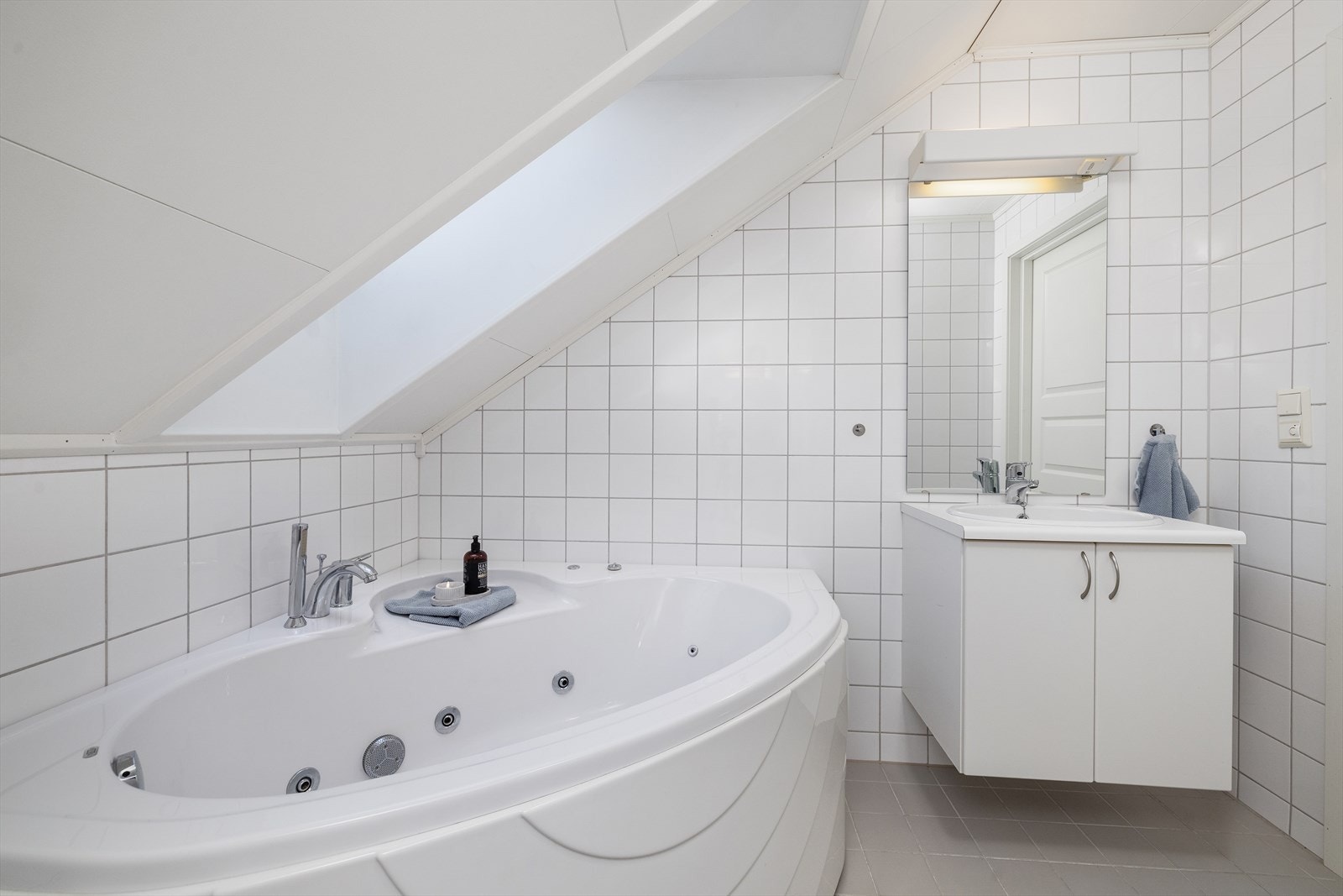 Badet i 2. etasje er utstyrt med innredning med nedfelt servant, toalett og badekar. Galleribilde