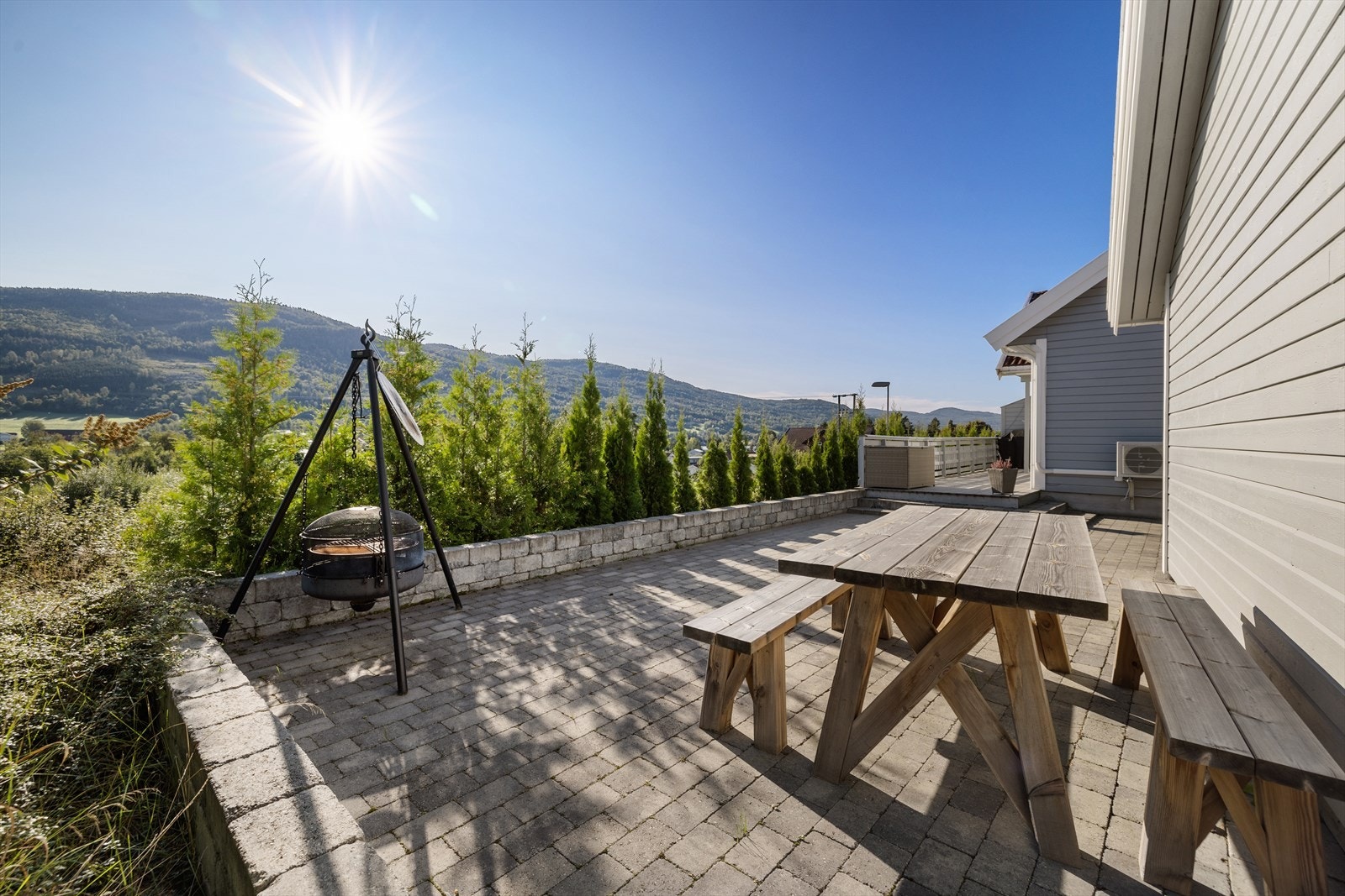 Boligen har en flott, felles uteplass belagt med belegningsstein bak felles carport. Galleribilde