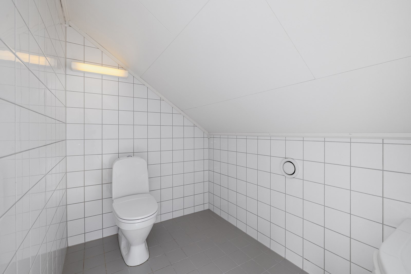 Rommet har mekanisk avtrekk som styres fra kjøkkenvifte. Galleribilde