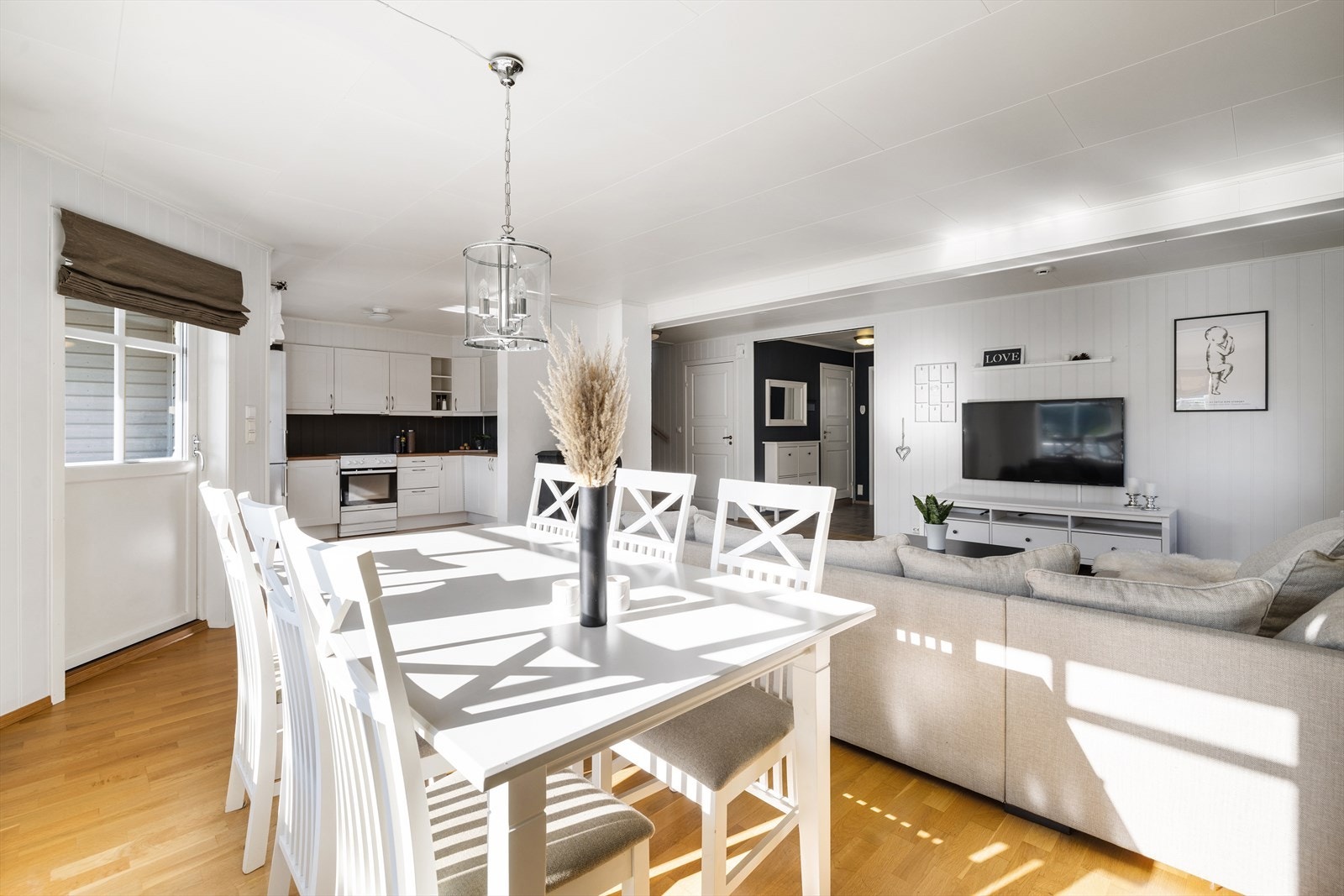 Stuen har en delvis åpen løsning mot kjøkkenet, som skaper et sosialt allrom og det er utgang til den overbygde terrassen. Galleribilde