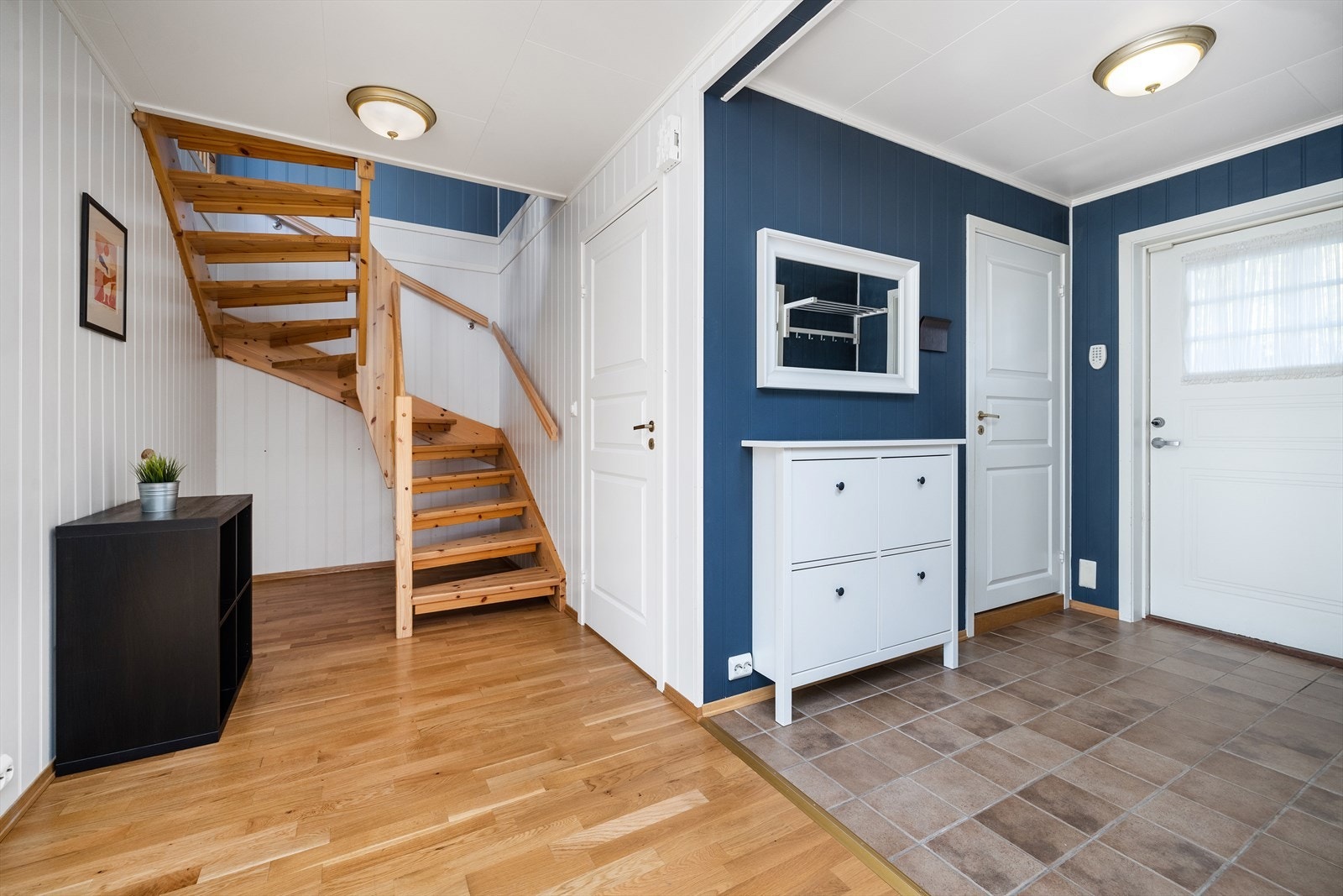 Boligen har en romslig entré med flislagt gulv og plass til oppbevaring. Velkommen inn! Galleribilde