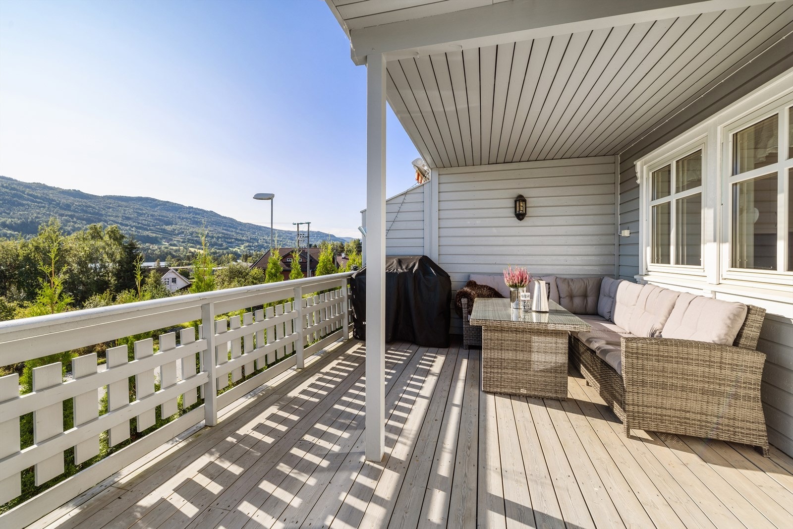 Med utgang fra stue har man en flott terrasse med morgen- og formiddagssol. Galleribilde