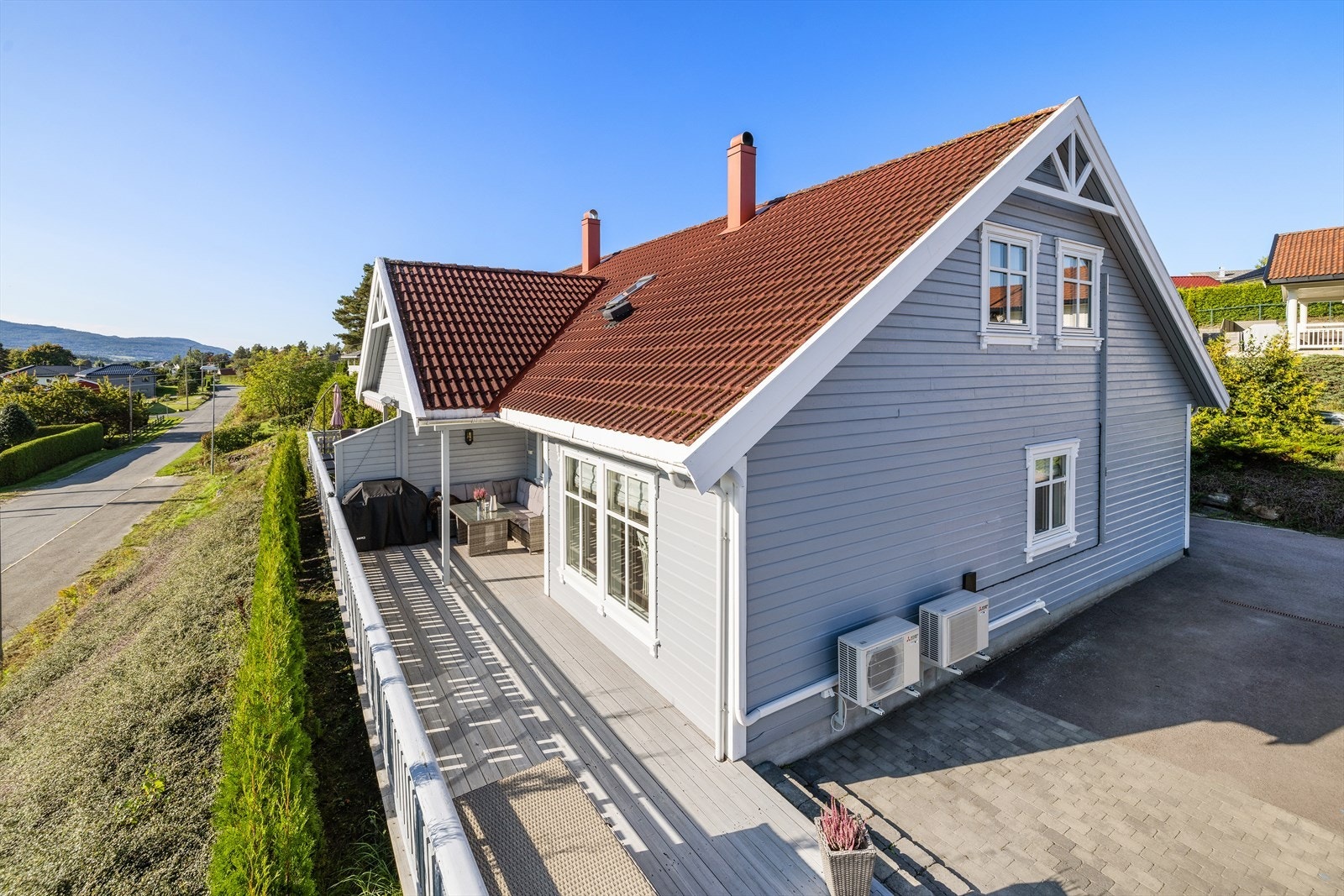 Boligen ligger i et barnevennlig og sentrumsnært boligområde, med gangavstand til Vikersund sentrum. Galleribilde