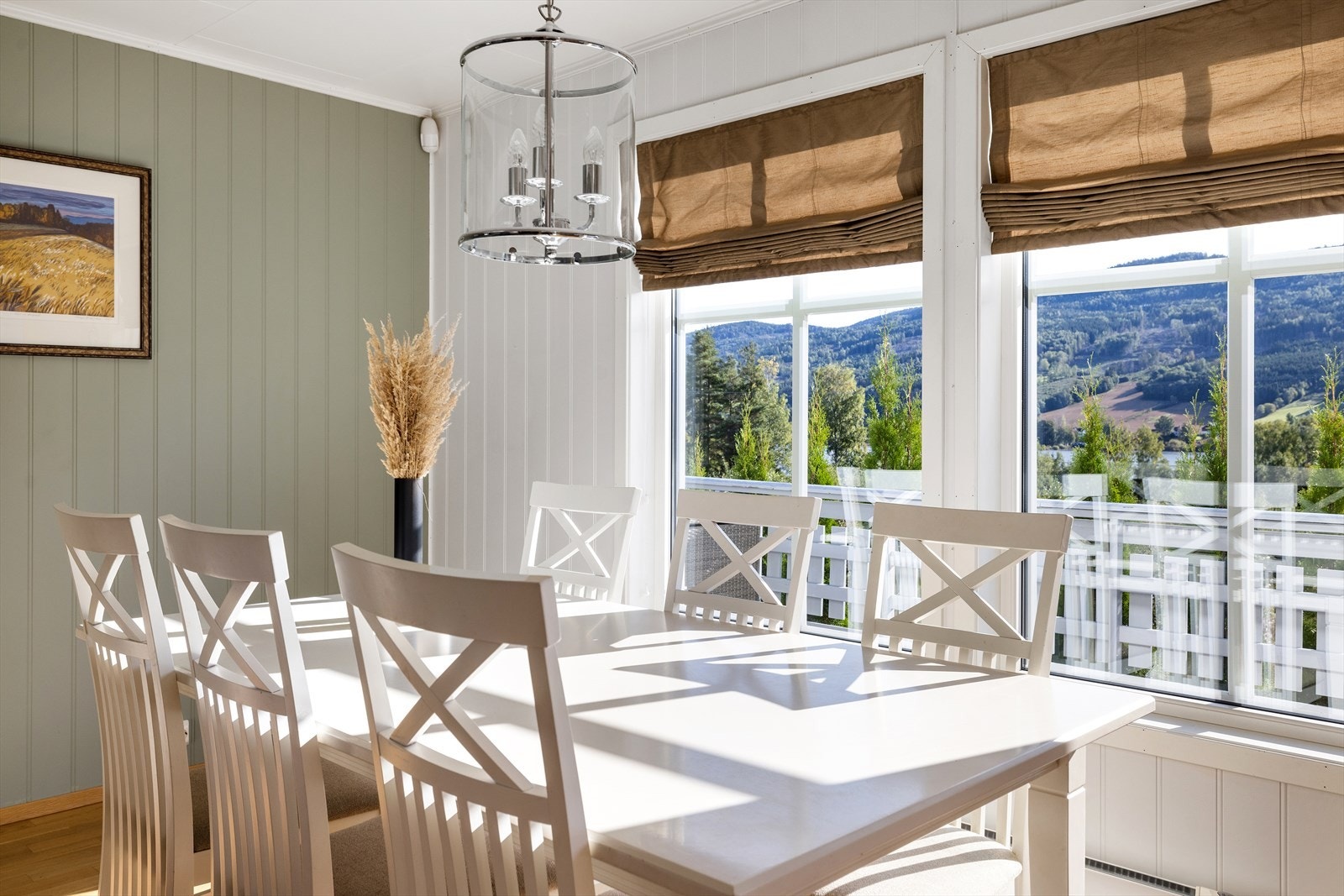 Fra spisestuen har man flott utsikt mot Øståsen og Tyrifjorden. Galleribilde