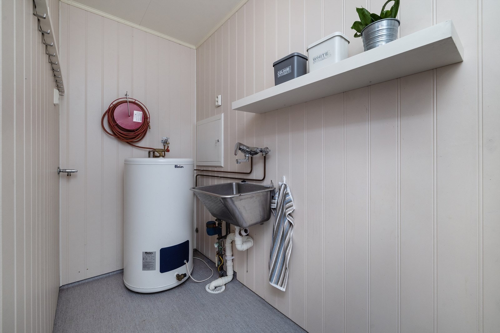 Vaskerommet har opplegg for vaskemaskin og skyllekum, samt mekanisk avtrekk. Galleribilde