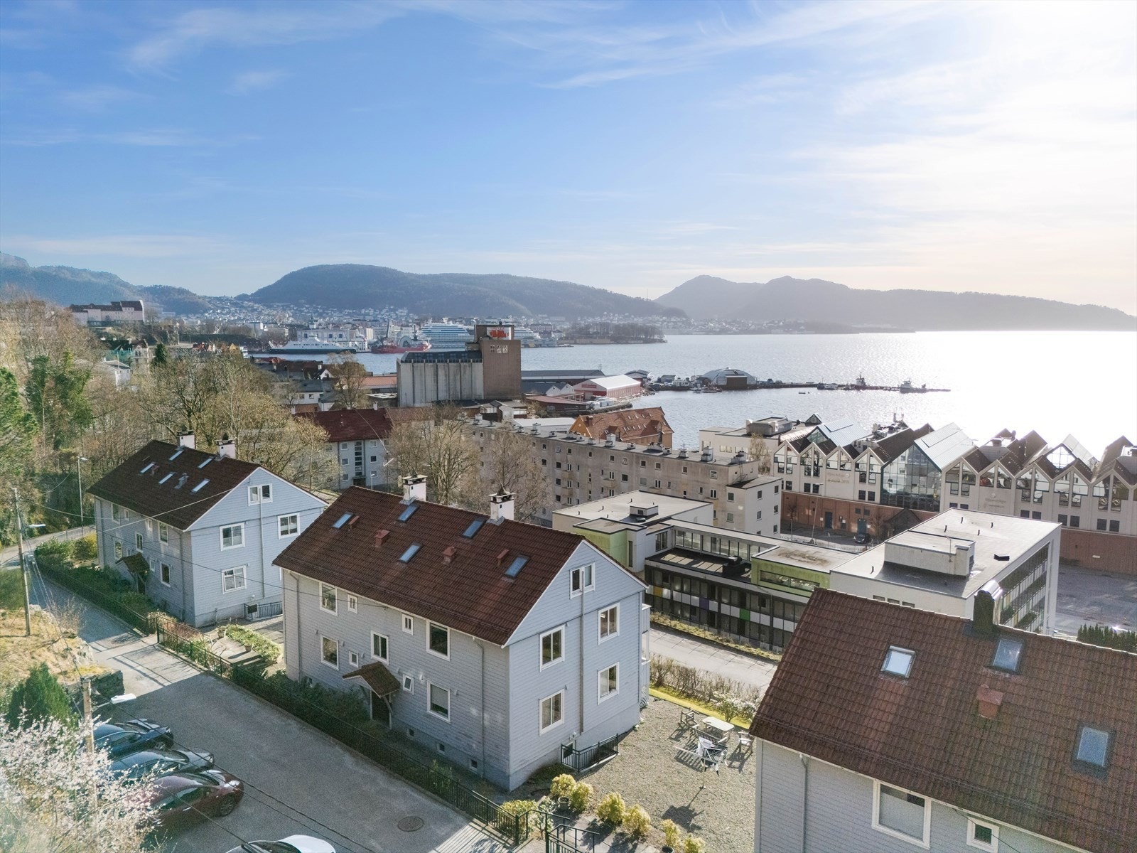 Det er fast p-plass med el-billader. Noen gjesteparkeringer tilgjengelig. Galleribilde