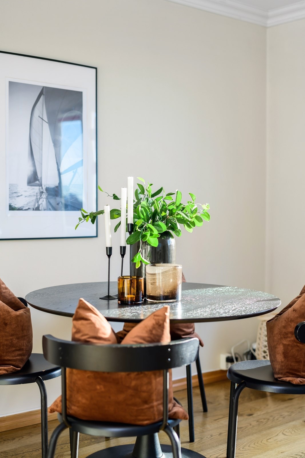 Lys og innbydende spisestue med stilren innredning, perfekt for hyggelige måltider og sosiale sammenkomster. Galleribilde