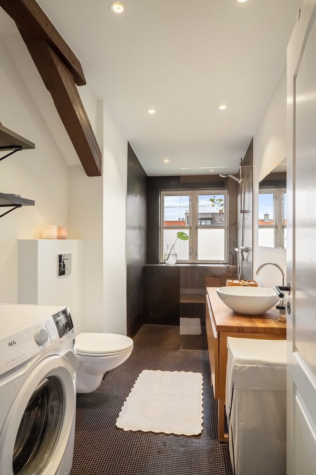 Delikat flislagt bad med gulvvarme og naturlig lysinnslipp Galleribilde