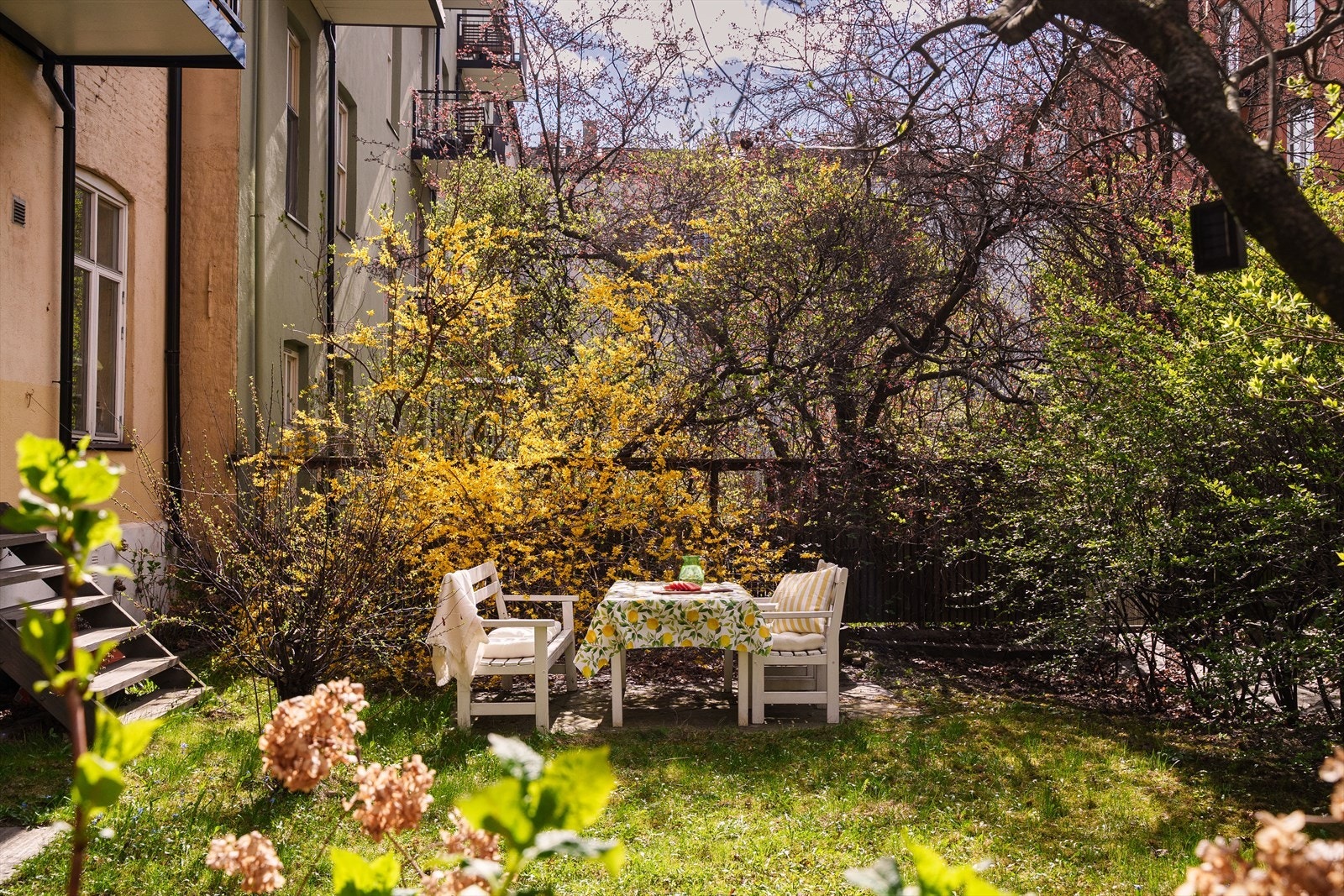 Idyllisk felleshage med sittegrupper Galleribilde