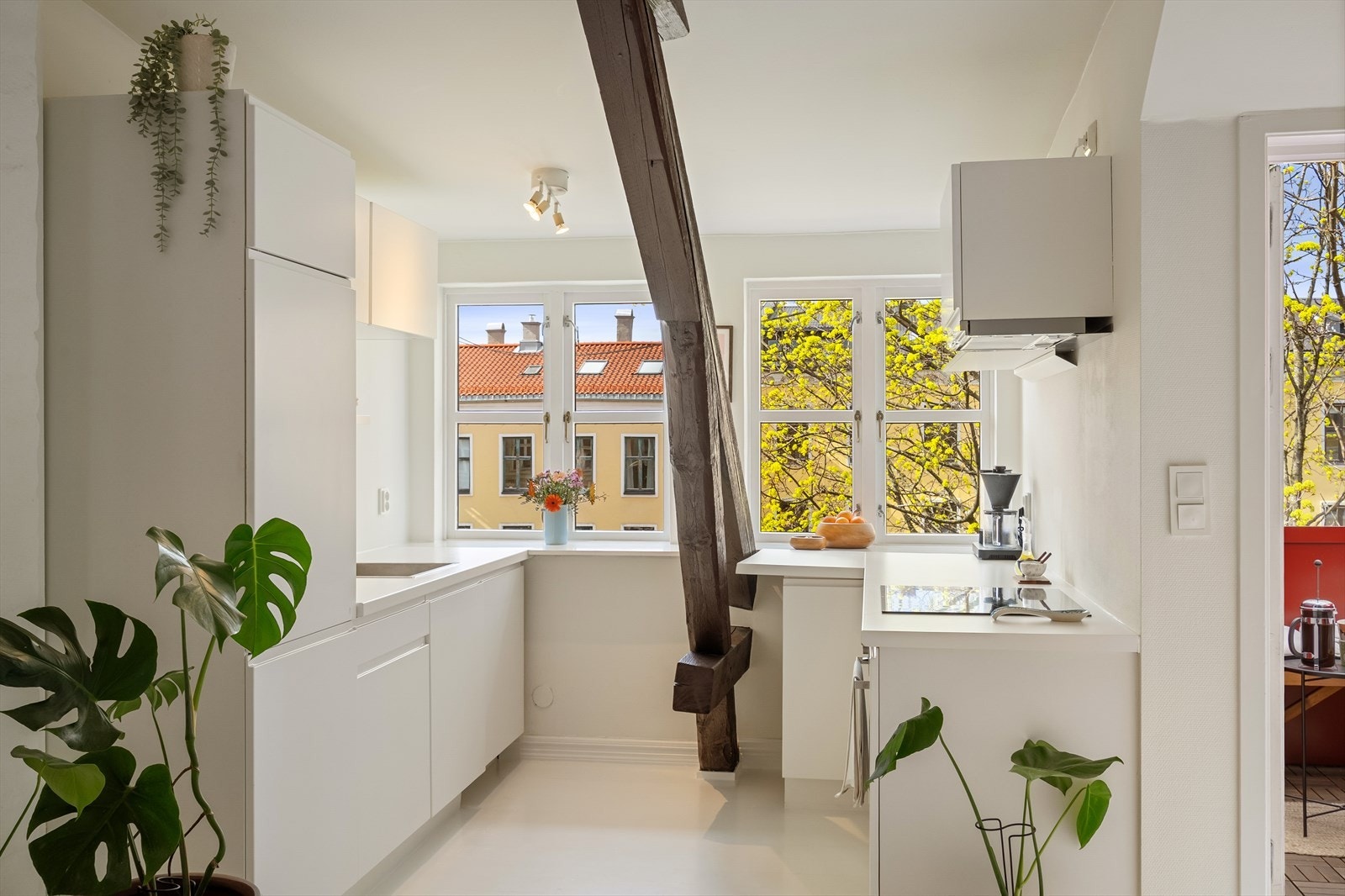 Stilrent kjøkken med glatte laminerte fronter, laminert benkeplate og nedsenket oppvaskkum Galleribilde