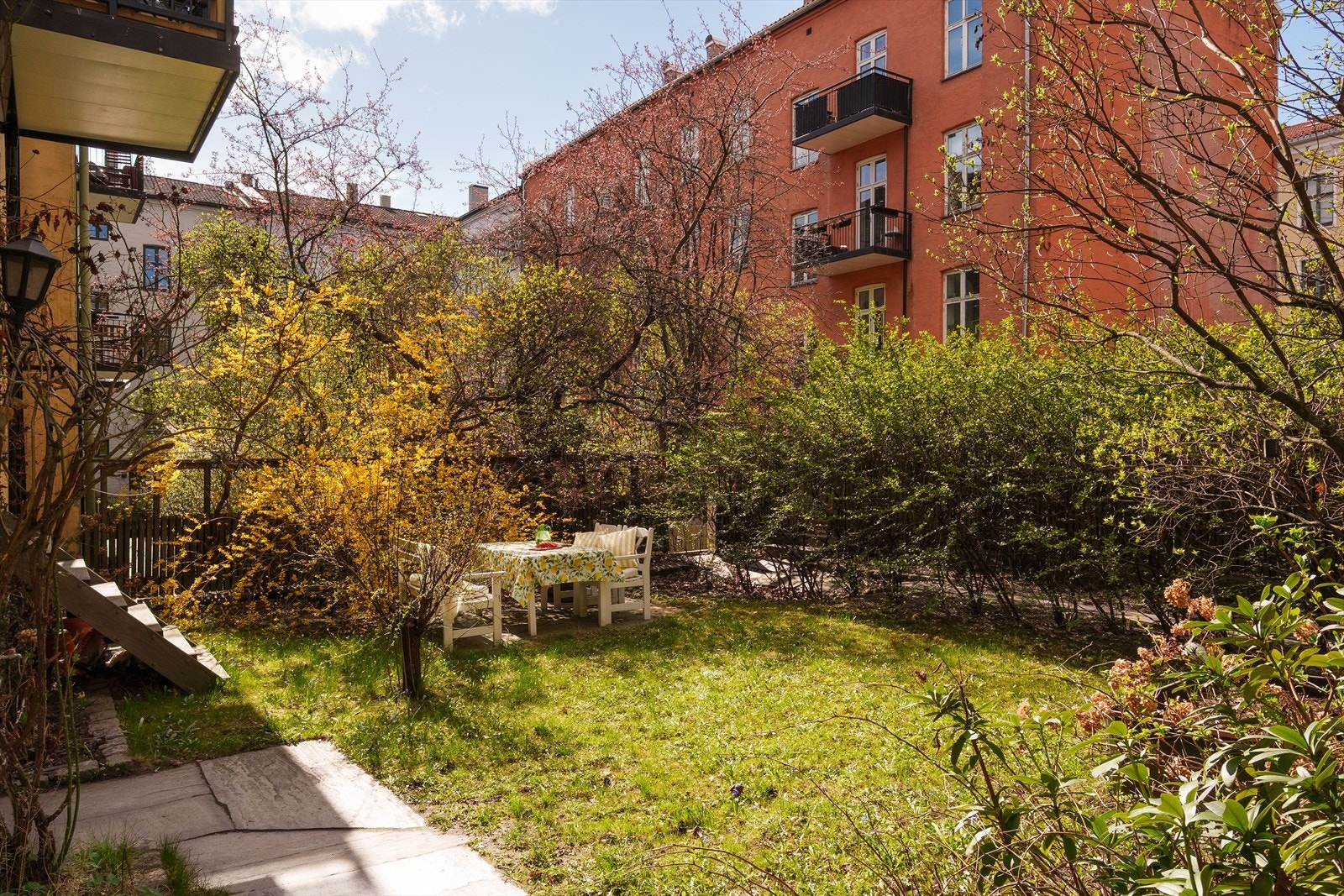 Idyllisk felleshage med sittegrupper Galleribilde
