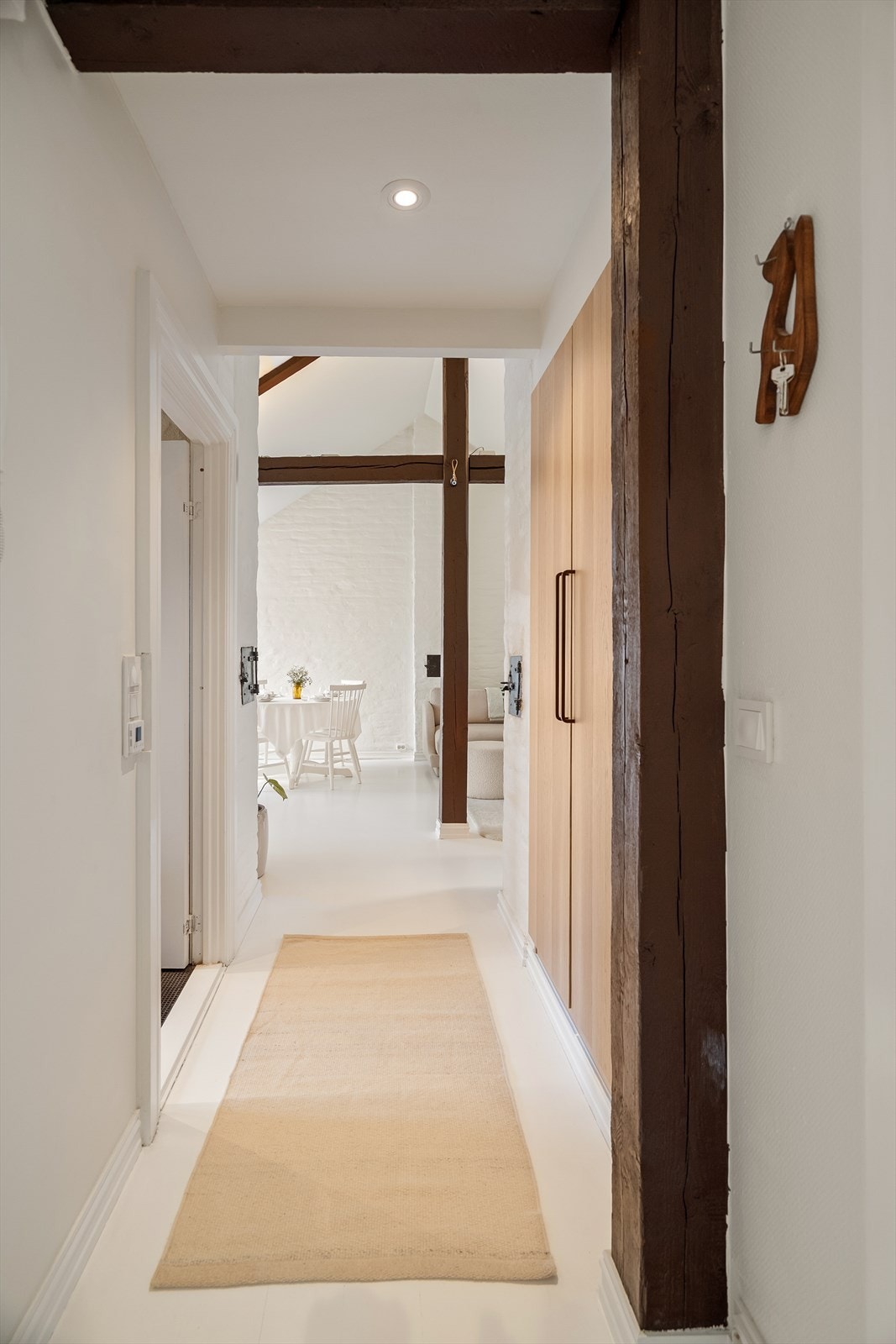 Velkommen inn! Entré med plassbygd garderobeskap Galleribilde