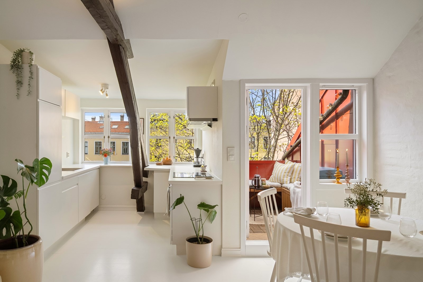 Benjamin Ådna v/ Nordvik har gleden av å presentere denne innbydende 3-roms toppleiligheten i byggets 4. etasje Galleribilde