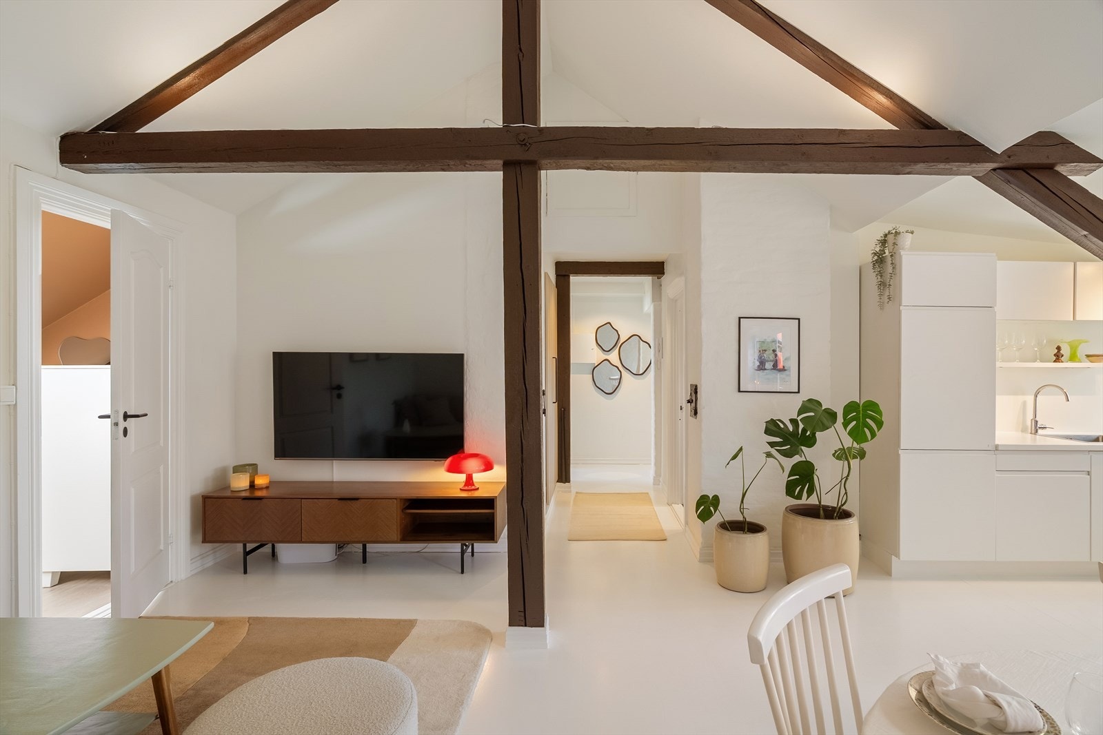 Leiligheten fremstår innbydende med fine overflater og tidsriktige farger Galleribilde