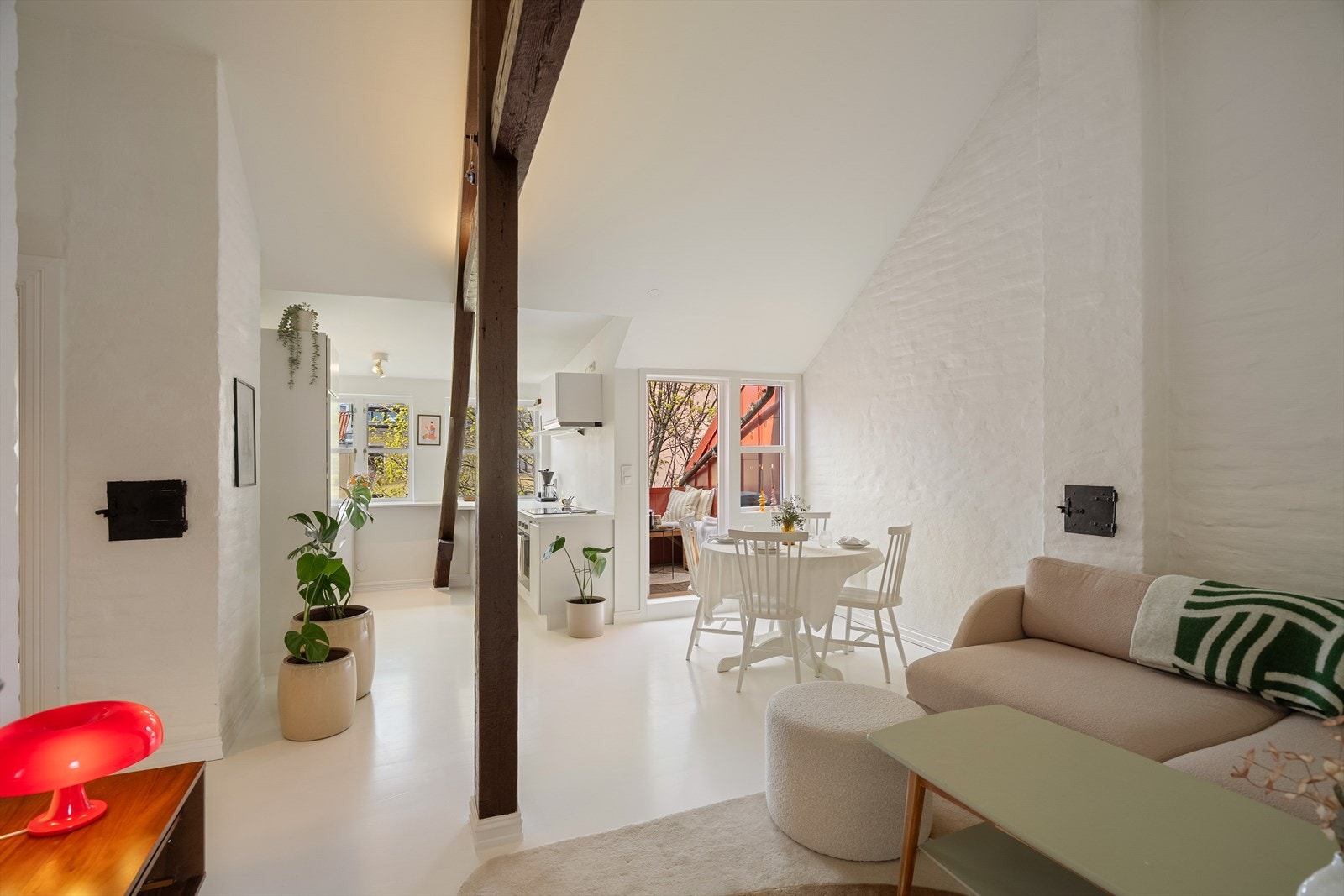 Romslig stue med flere soner og kjøkken i åpen løsning Galleribilde