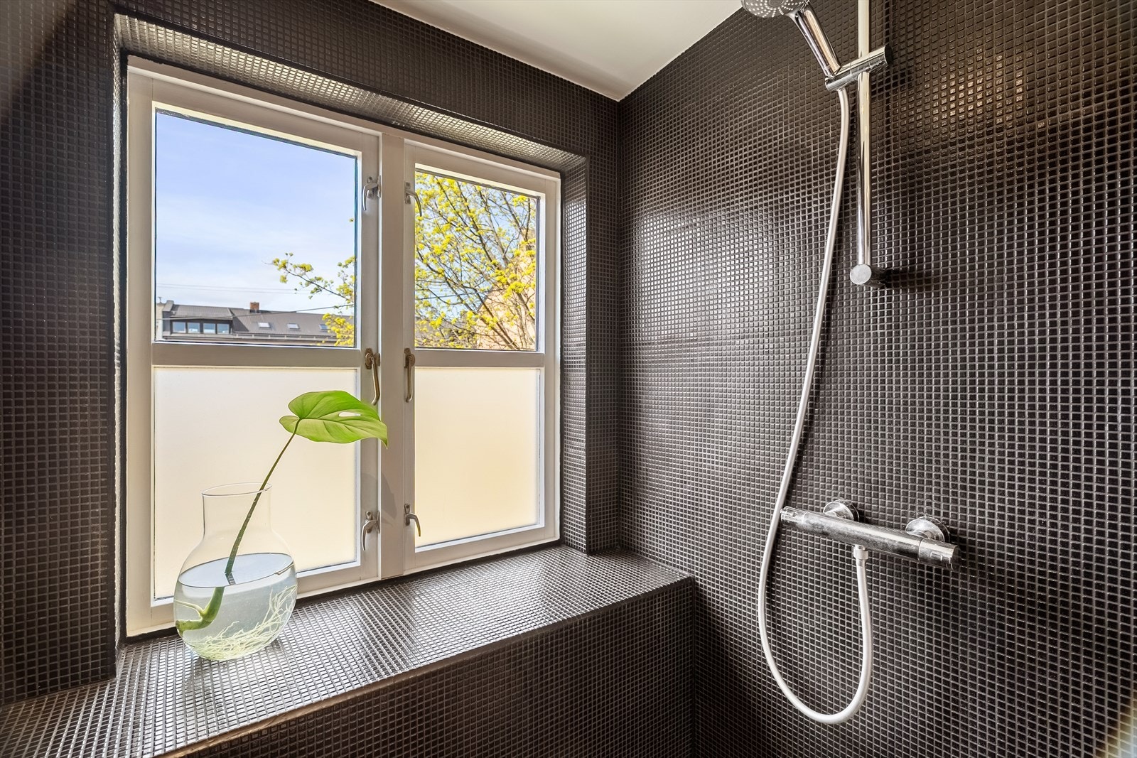 Stort vindu på badet Galleribilde