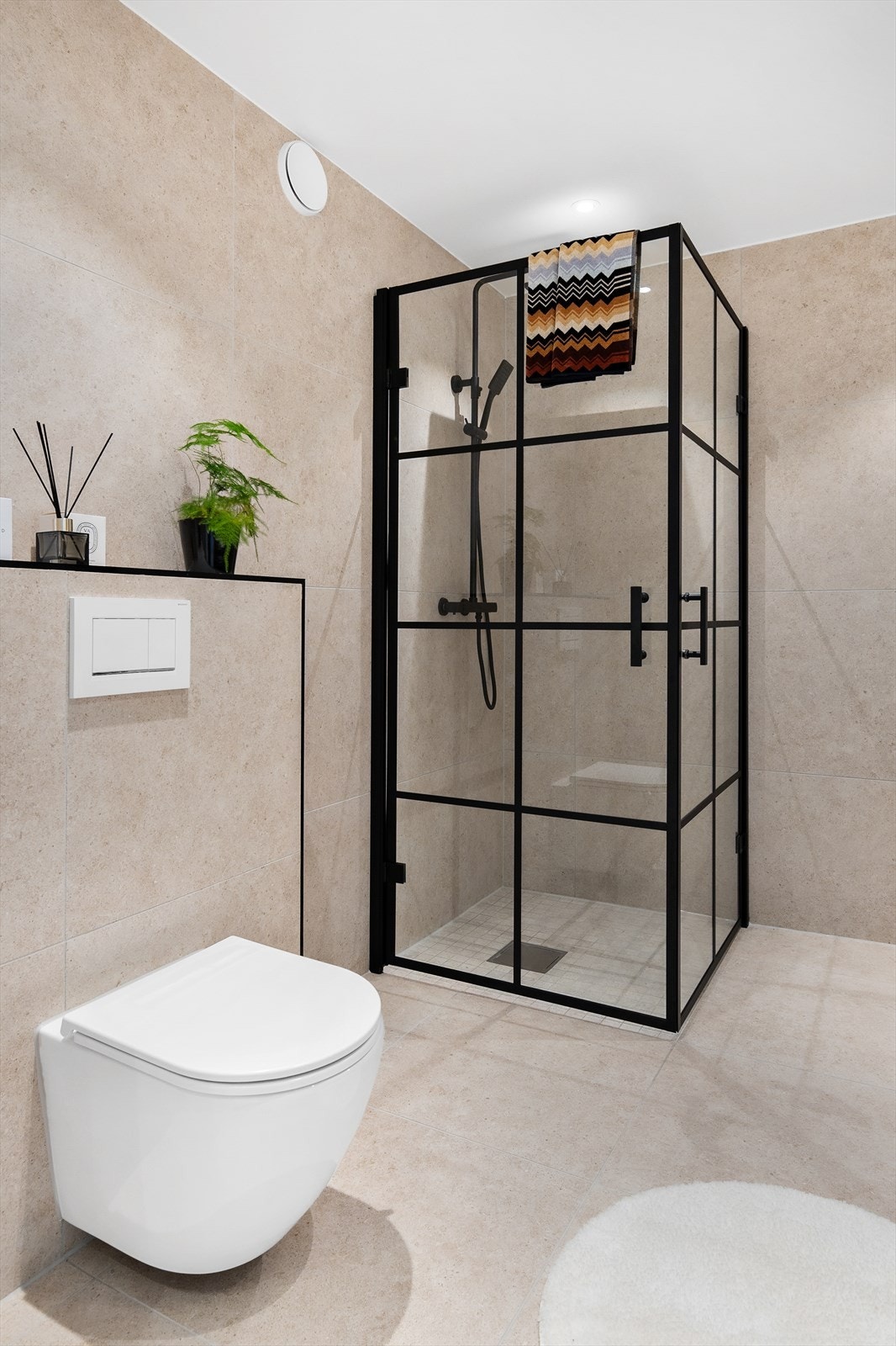 Baderommet er utstyrt med dusjhjørne med smijern-dører i tillegg til opplegg og plass til vaskemaskin Galleribilde