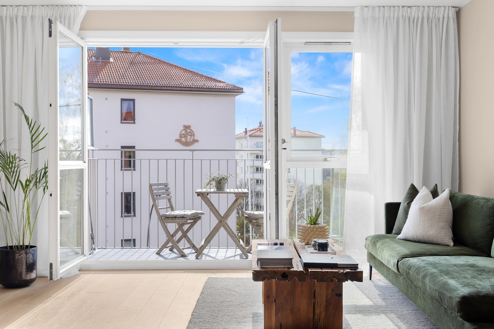 Stor dobbeltdør som gjør balkongen til en naturlig forlengelse av stuen Galleribilde