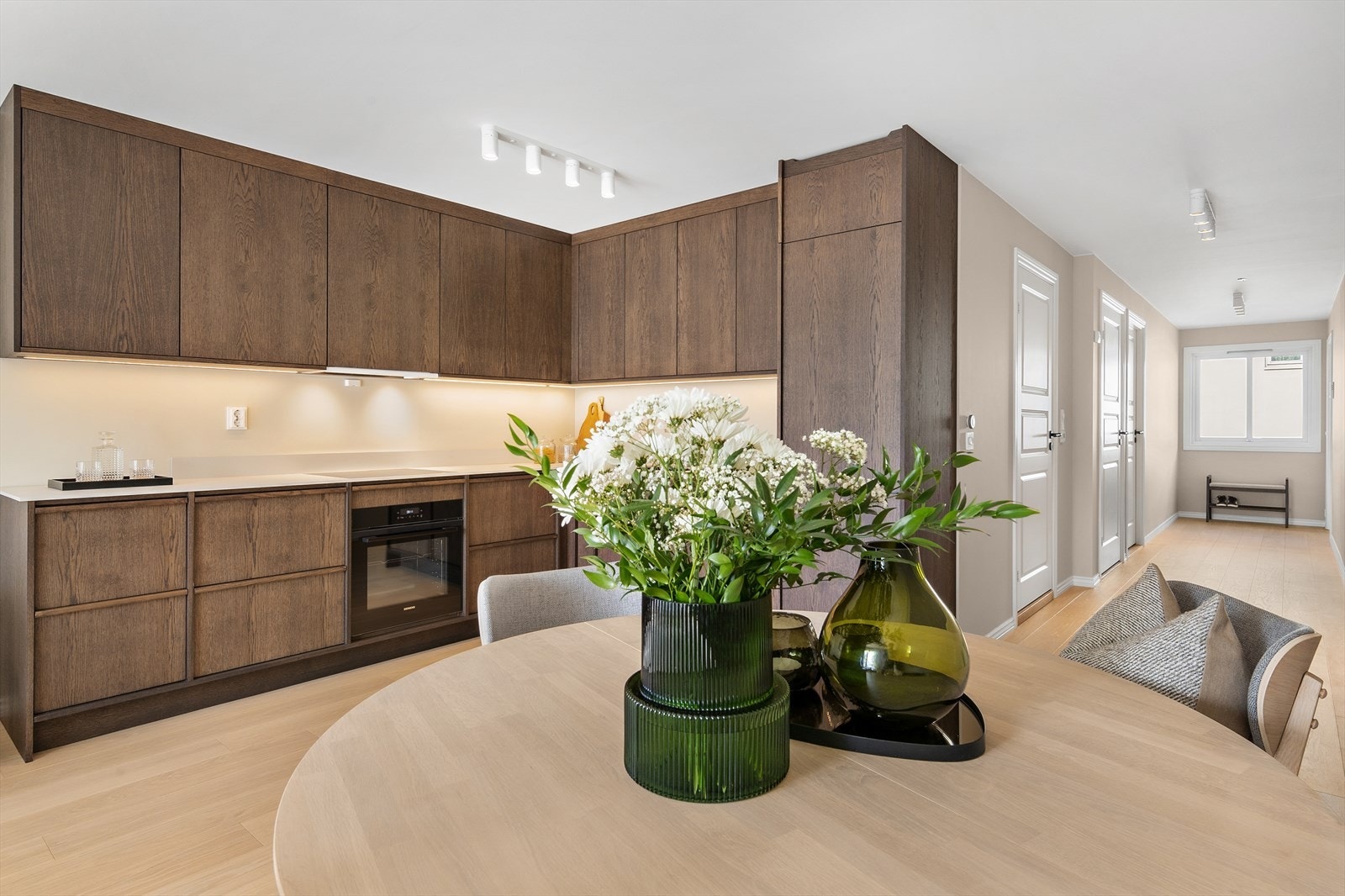 Hele leiligheten har flott eikeparkett fra 2024 Galleribilde