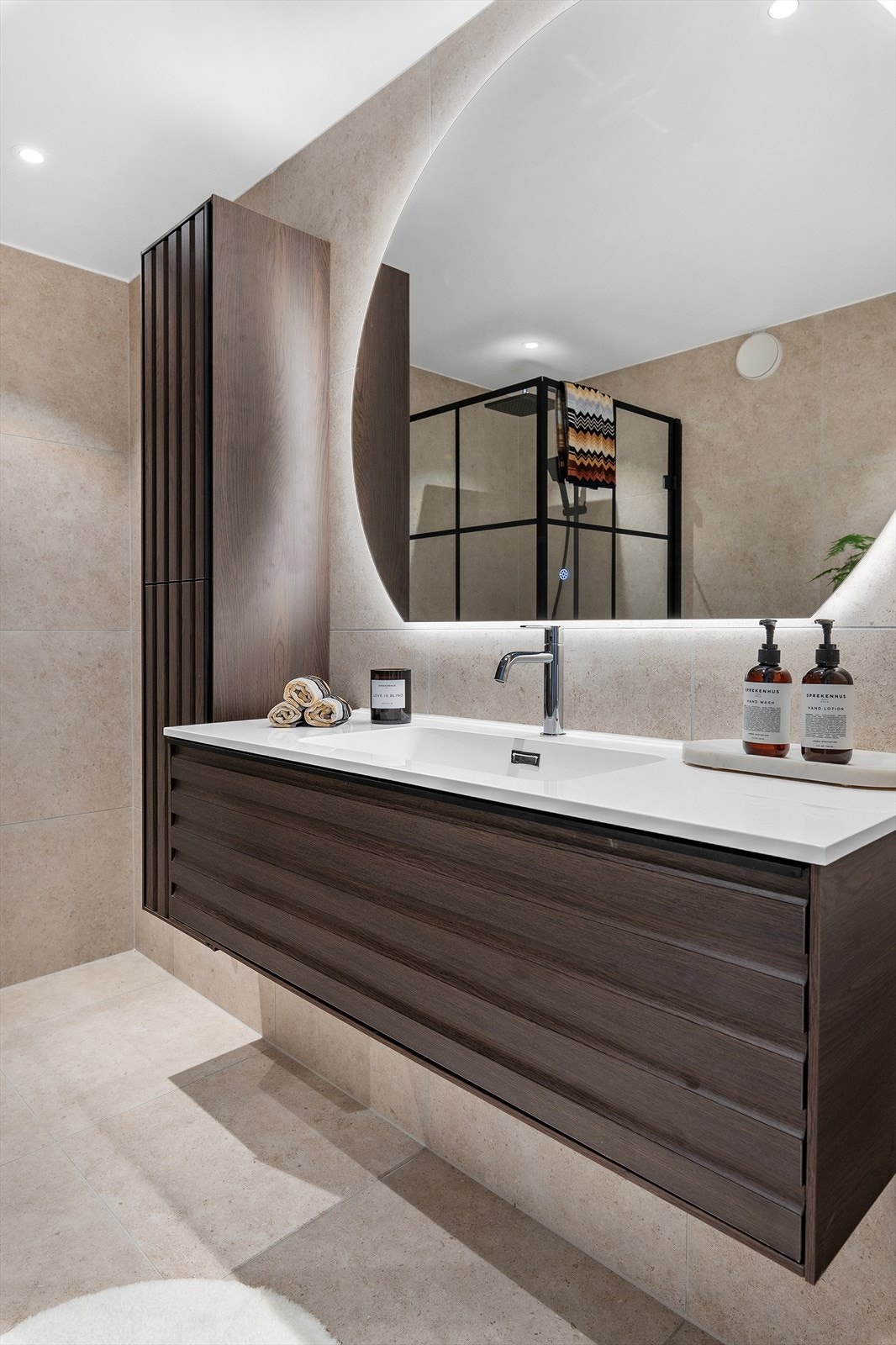 Stort speil og innredning i mørk eik som går som en rød tråd med stilen på kjøkkenet Galleribilde