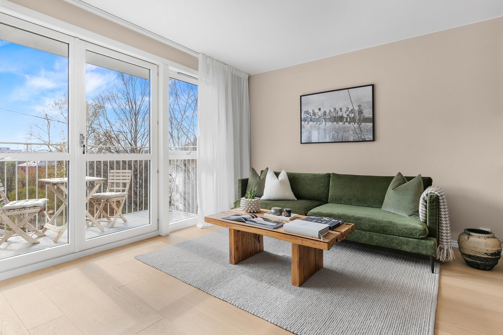 De store stuevinduene slipper inn rikelig med naturlig lys i leiligheten Galleribilde