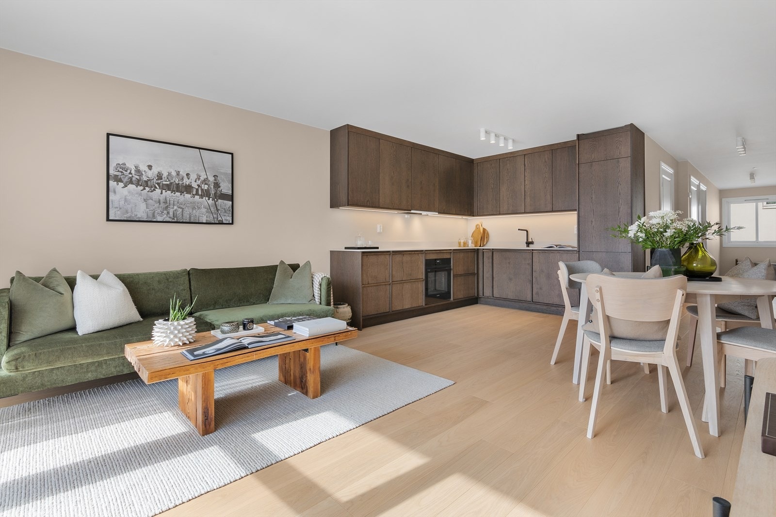 God planløsning med åpen løsning mellom stue og kjøkken Galleribilde