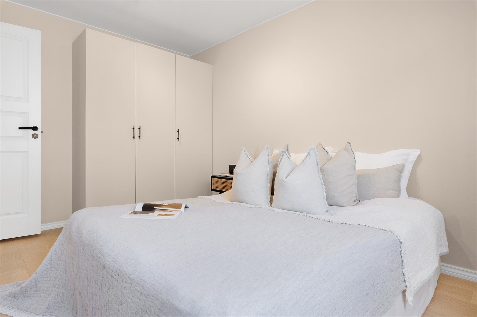 Godt og romslig soverom med gode oppbevaringsmuligheter Galleribilde