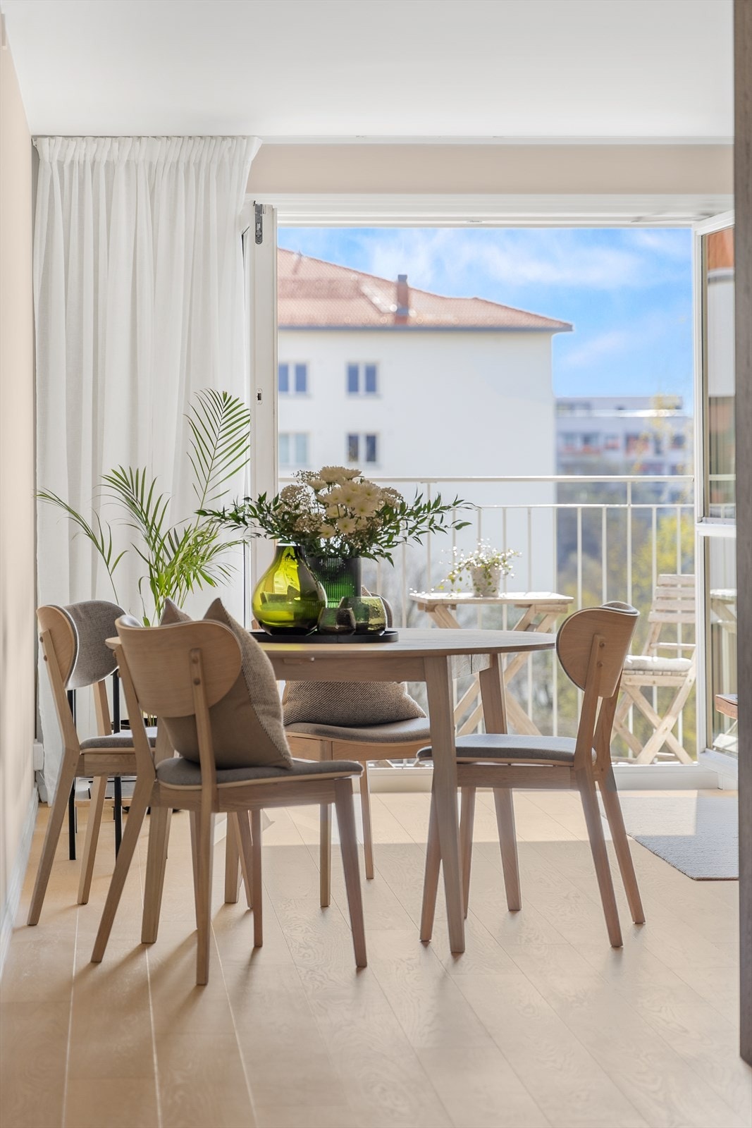 I stuen er det rom for en hyggelig spiseplass Galleribilde