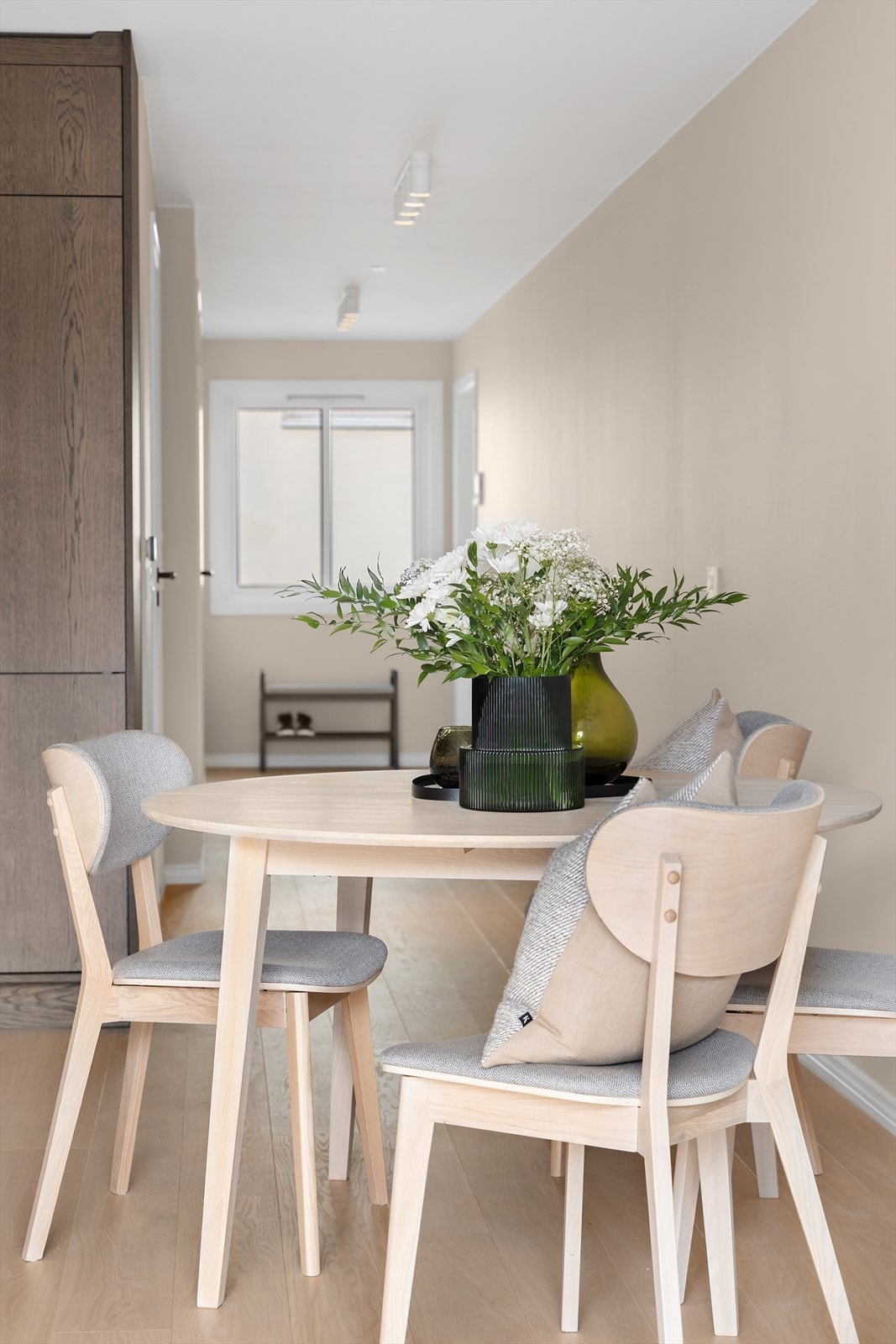 Leiligheten har en gjennomgående planløsning med vinduer i begge ender Galleribilde