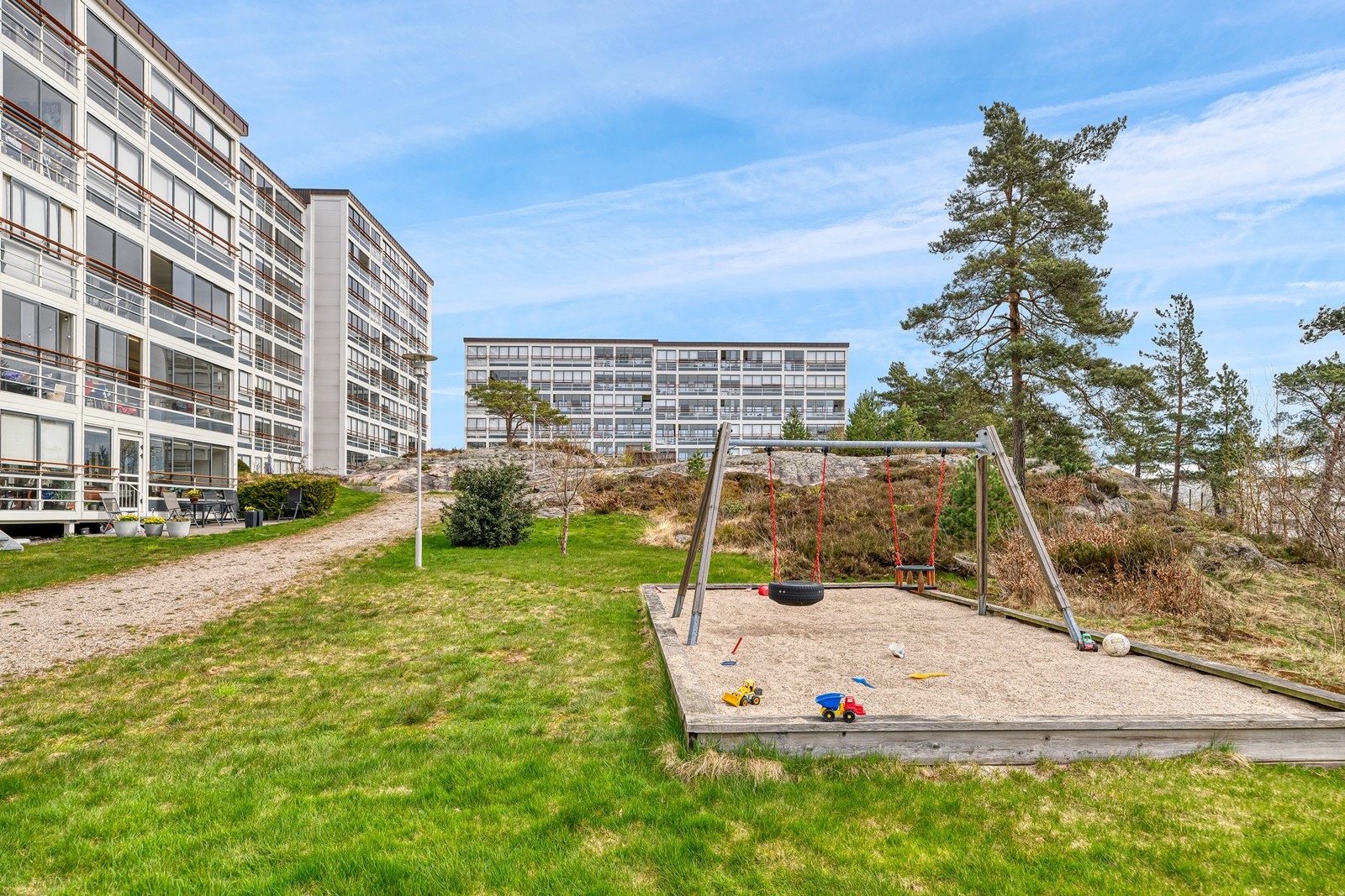 Uteområdet er pent opparbeidet med en liten lekeplass for de små. Galleribilde