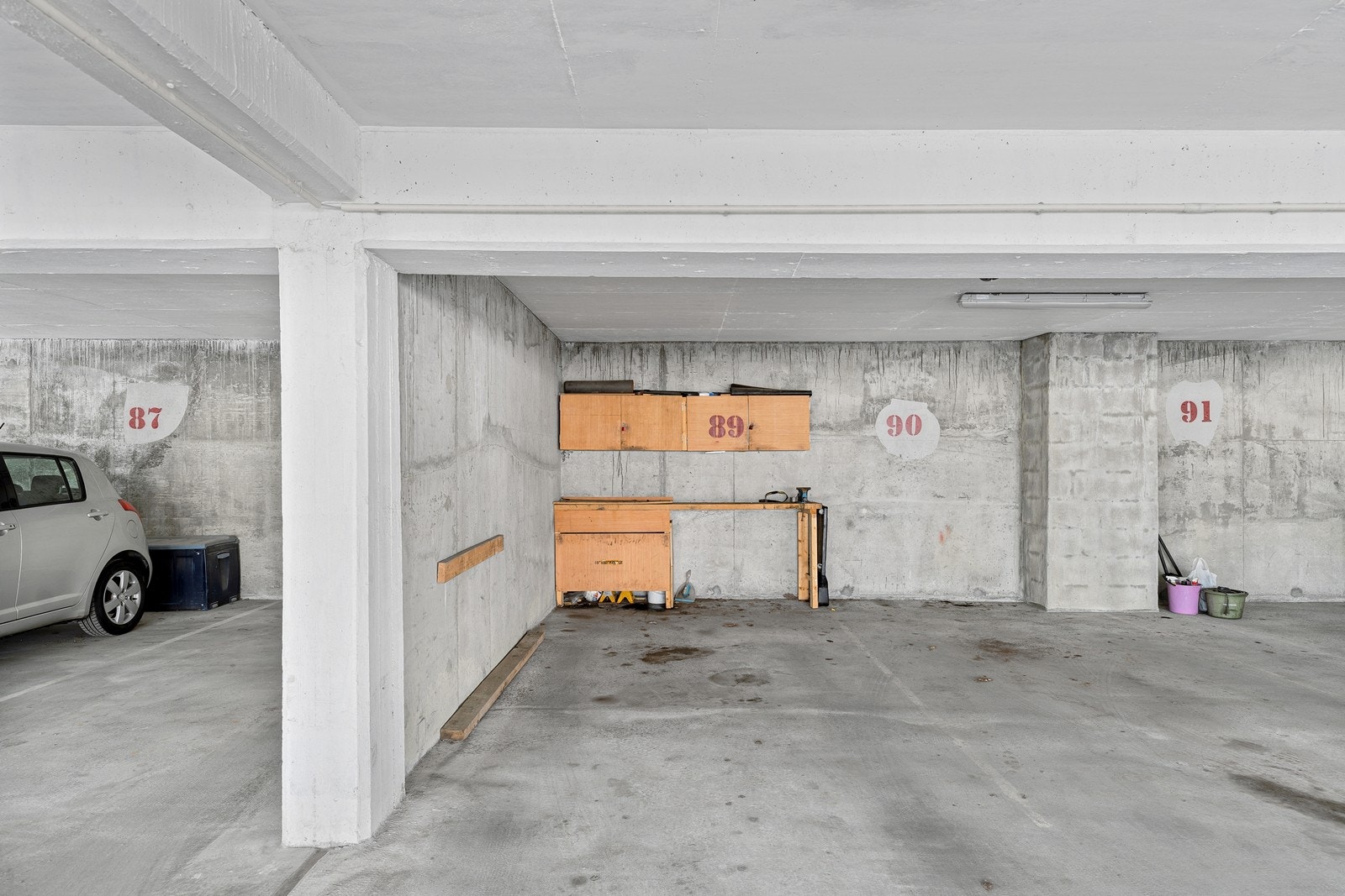 Hver andelseier som har behov for parkering vil få tildelt en parkeringsplass i lukket parkeringshus. Plassen eies ikke av andelseier, og det er derfor ikke gitt at ny eier vil få nr. 89 som nåværende eier har disponert. Galleribilde