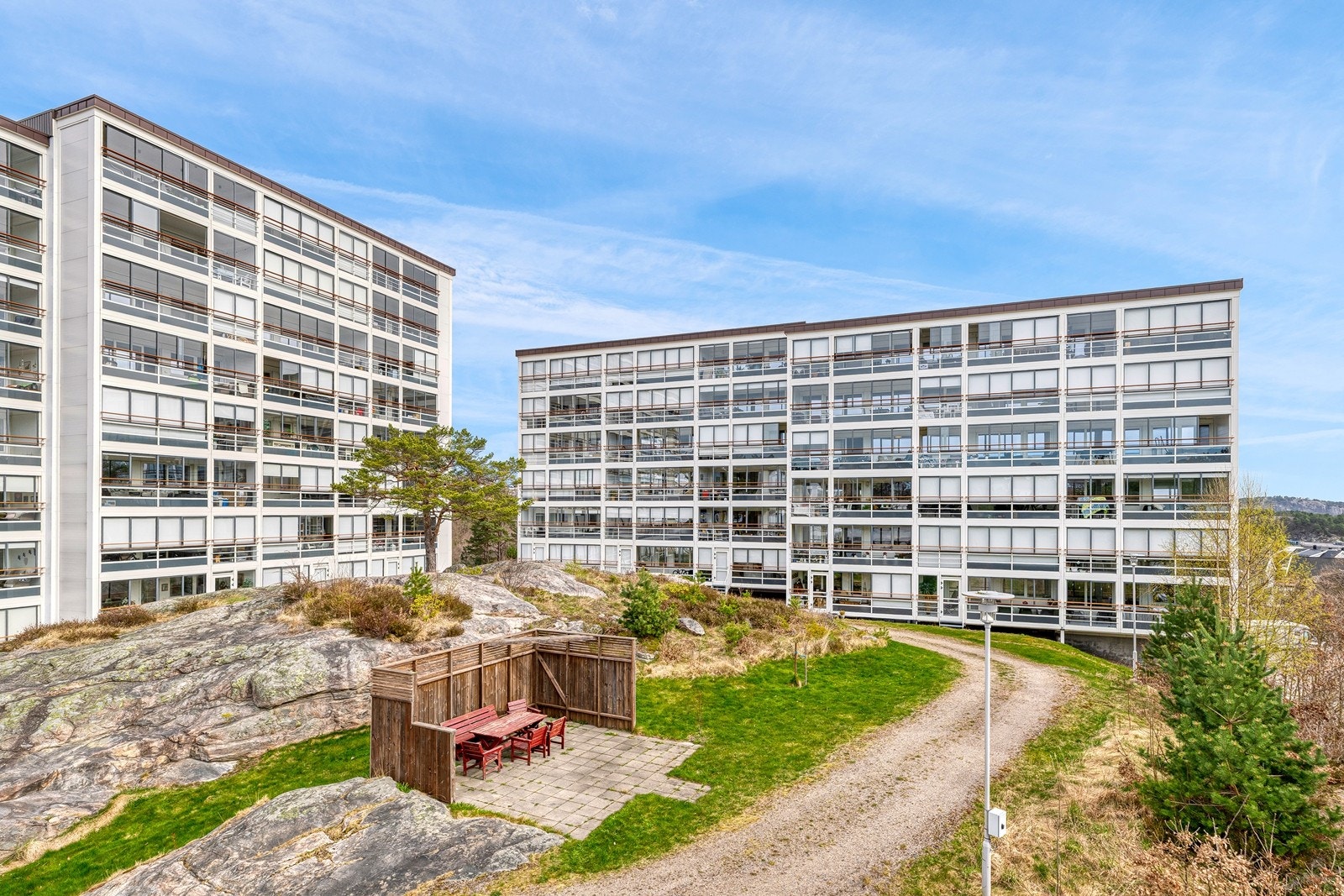 Leiligheten ligger i et etablert borettslag sentralt i Vågsbygd. Galleribilde