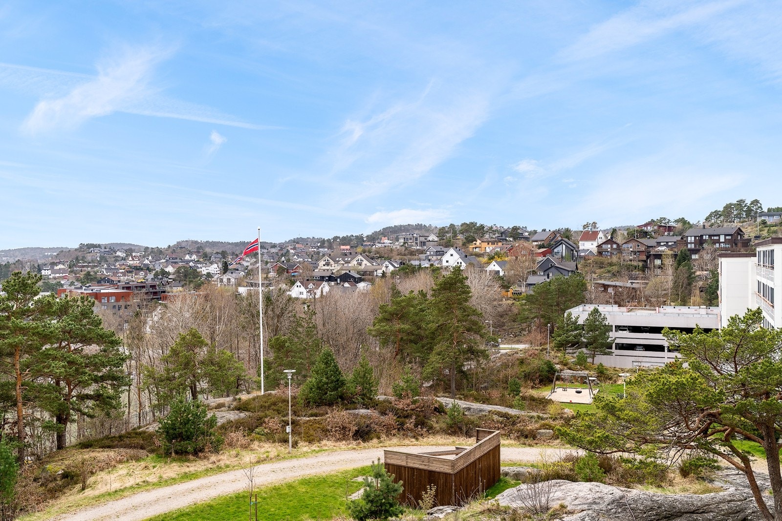 Borettslaget er pent opparbeidet med hyggelige uteplasser. Galleribilde