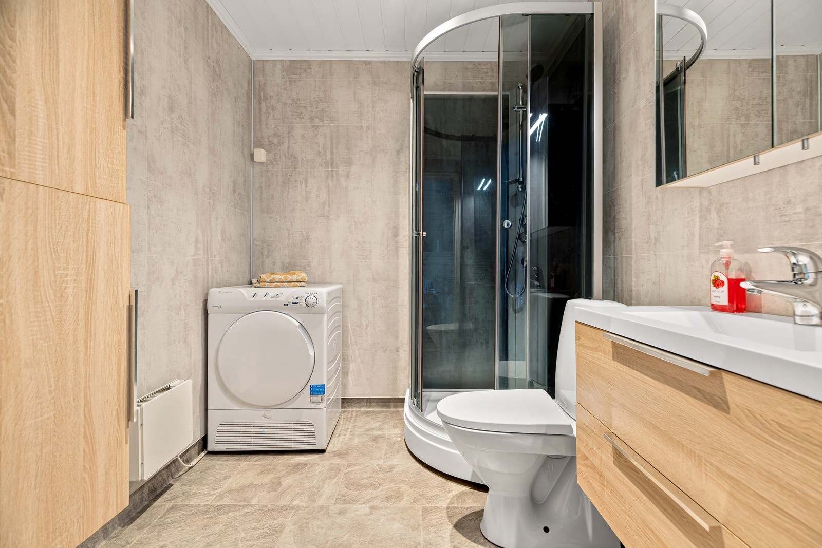 Badet er modernisert med våtromsplater på vegg og belegg på gulv. Det er opplegg til vaskemaskin. Galleribilde