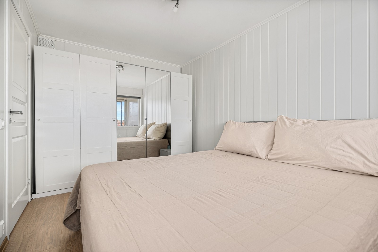 Det er også plass til en større garderobe. Galleribilde