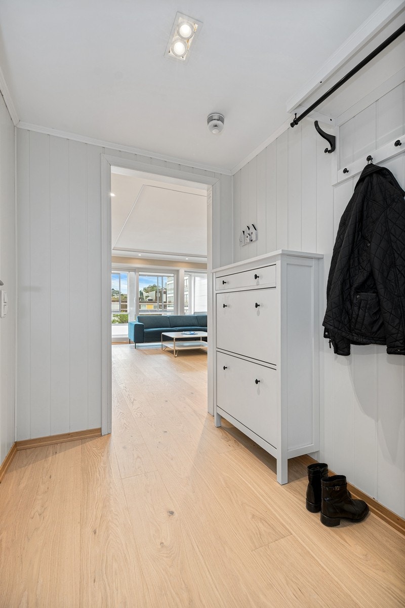 Gang/Entré med plass til å henge fra seg yttertøy og sko. Galleribilde