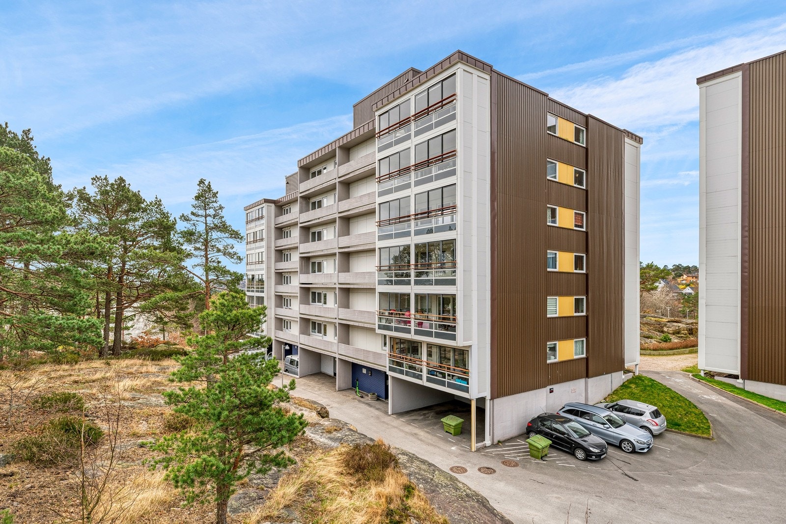 Blokk nr. 13 ligger helt innerst i borettslaget. Tl høyre er det også noen gjesteparkeringer. Galleribilde