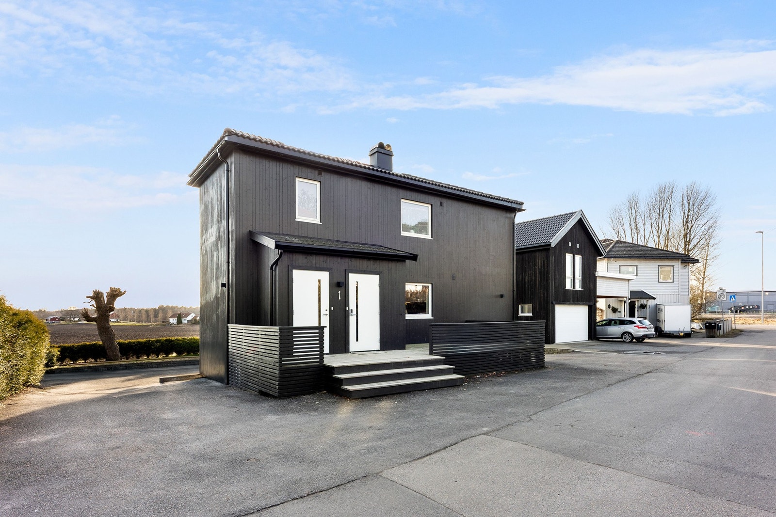 Eiendommen består av en hel 2-mannsbolig, samt garasje med leilighet. Galleribilde